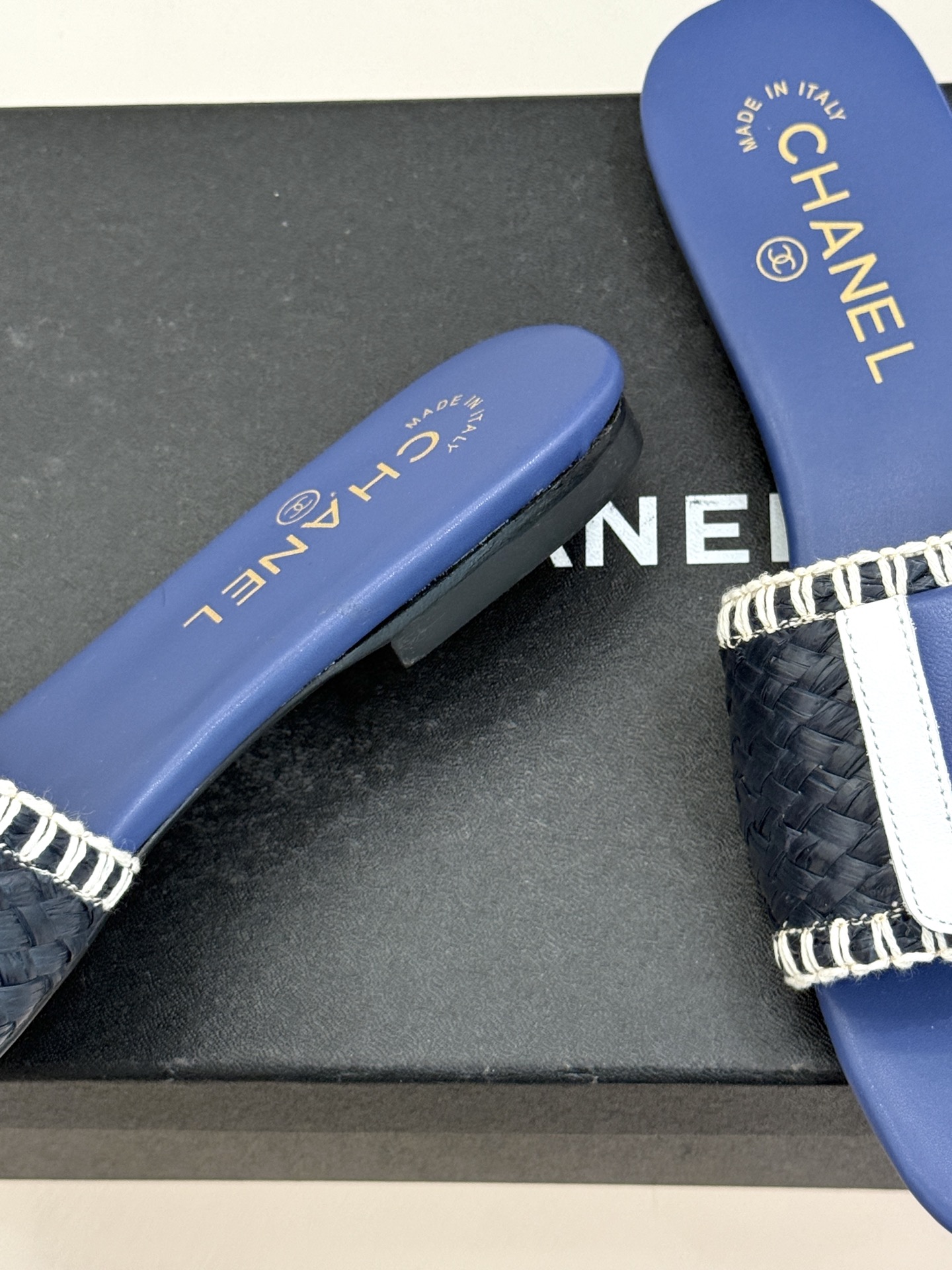 CHANE*｜小香经典编织双C翻盖拖鞋以手工编织美学诠释不费力的高级感。精选新疆长绒棉绳纯手工交织鞋面标