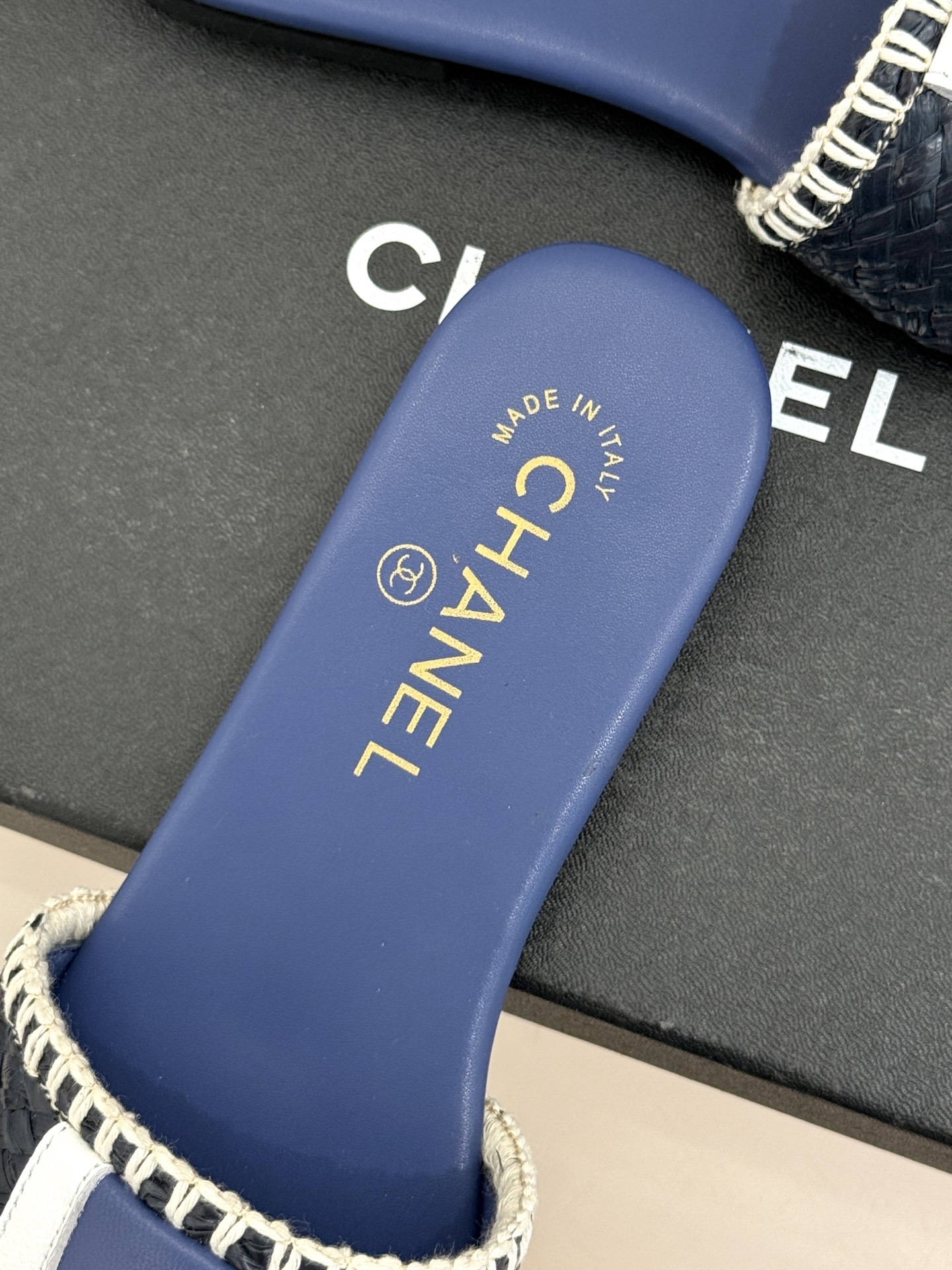 CHANE*｜小香经典编织双C翻盖拖鞋以手工编织美学诠释不费力的高级感。精选新疆长绒棉绳纯手工交织鞋面标