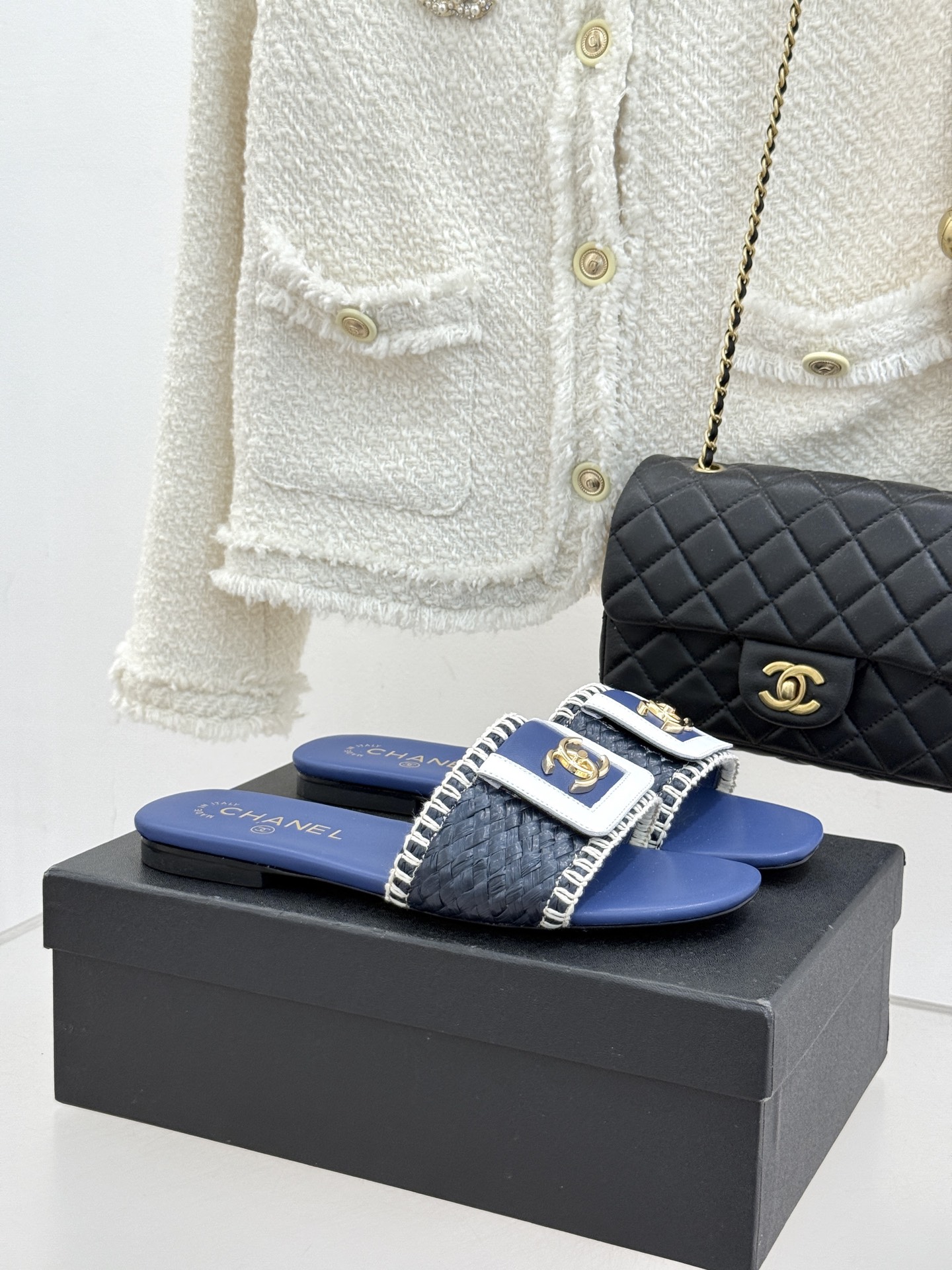 CHANE*｜小香经典编织双C翻盖拖鞋以手工编织美学诠释不费力的高级感。精选新疆长绒棉绳纯手工交织鞋面标