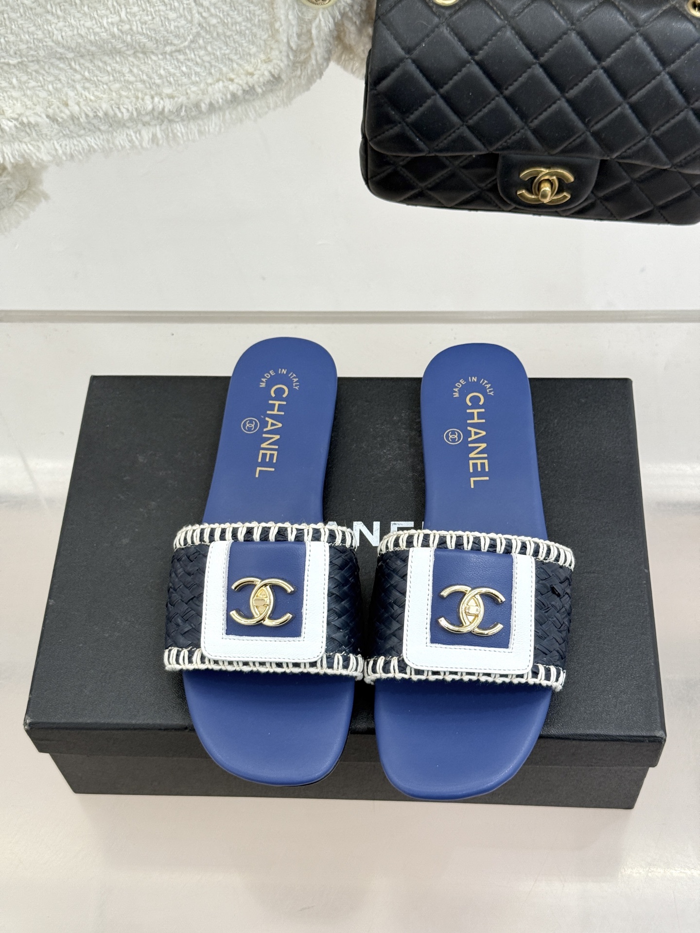 CHANE*｜小香经典编织双C翻盖拖鞋以手工编织美学诠释不费力的高级感。精选新疆长绒棉绳纯手工交织鞋面标