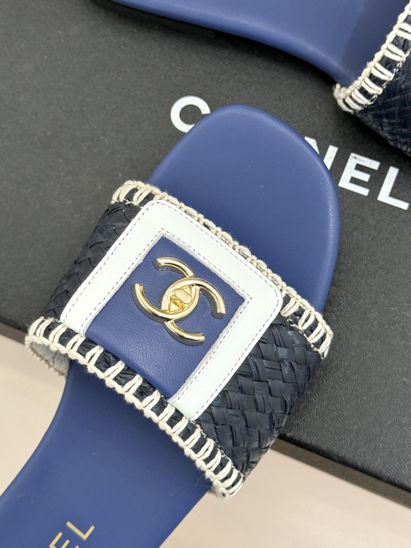 CHANE*｜小香经典编织双C翻盖拖鞋以手工编织美学诠释不费力的高级感。精选新疆长绒棉绳纯手工交织鞋面标