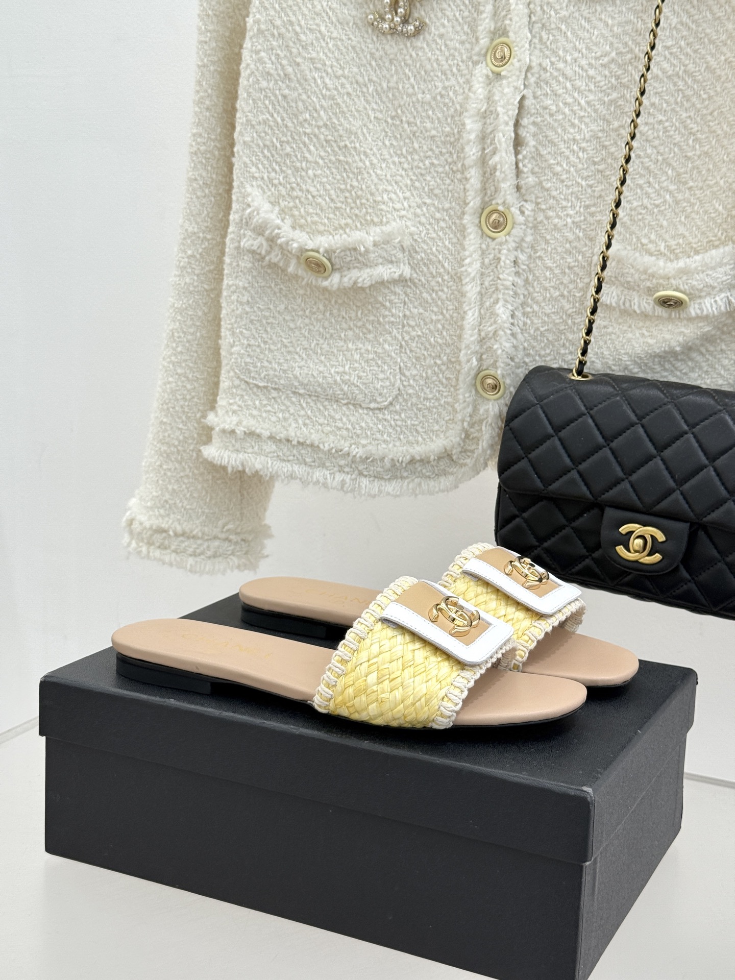 CHANE*｜小香经典编织双C翻盖拖鞋以手工编织美学诠释不费力的高级感。精选新疆长绒棉绳纯手工交织鞋面标