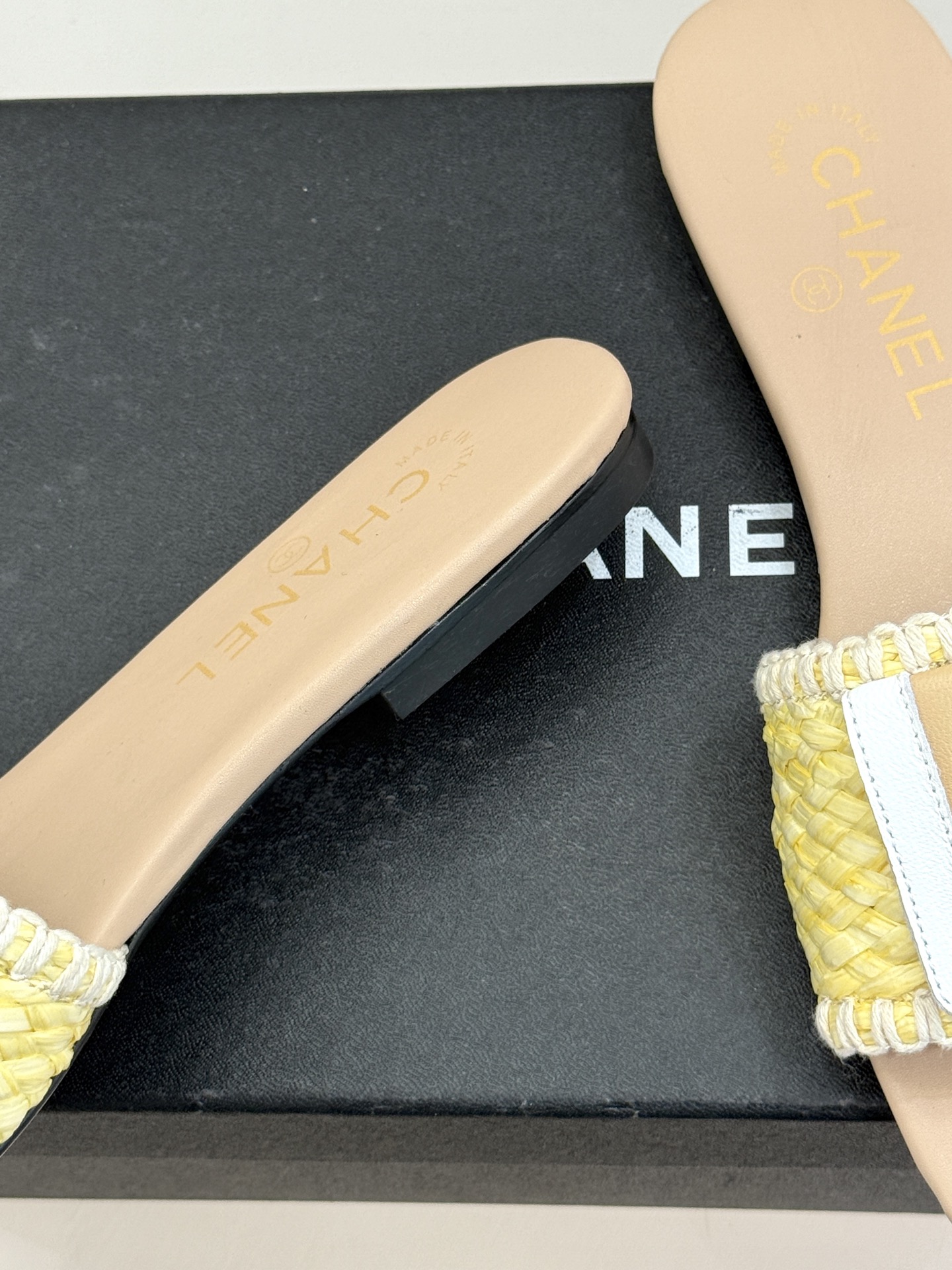 CHANE*｜小香经典编织双C翻盖拖鞋以手工编织美学诠释不费力的高级感。精选新疆长绒棉绳纯手工交织鞋面标