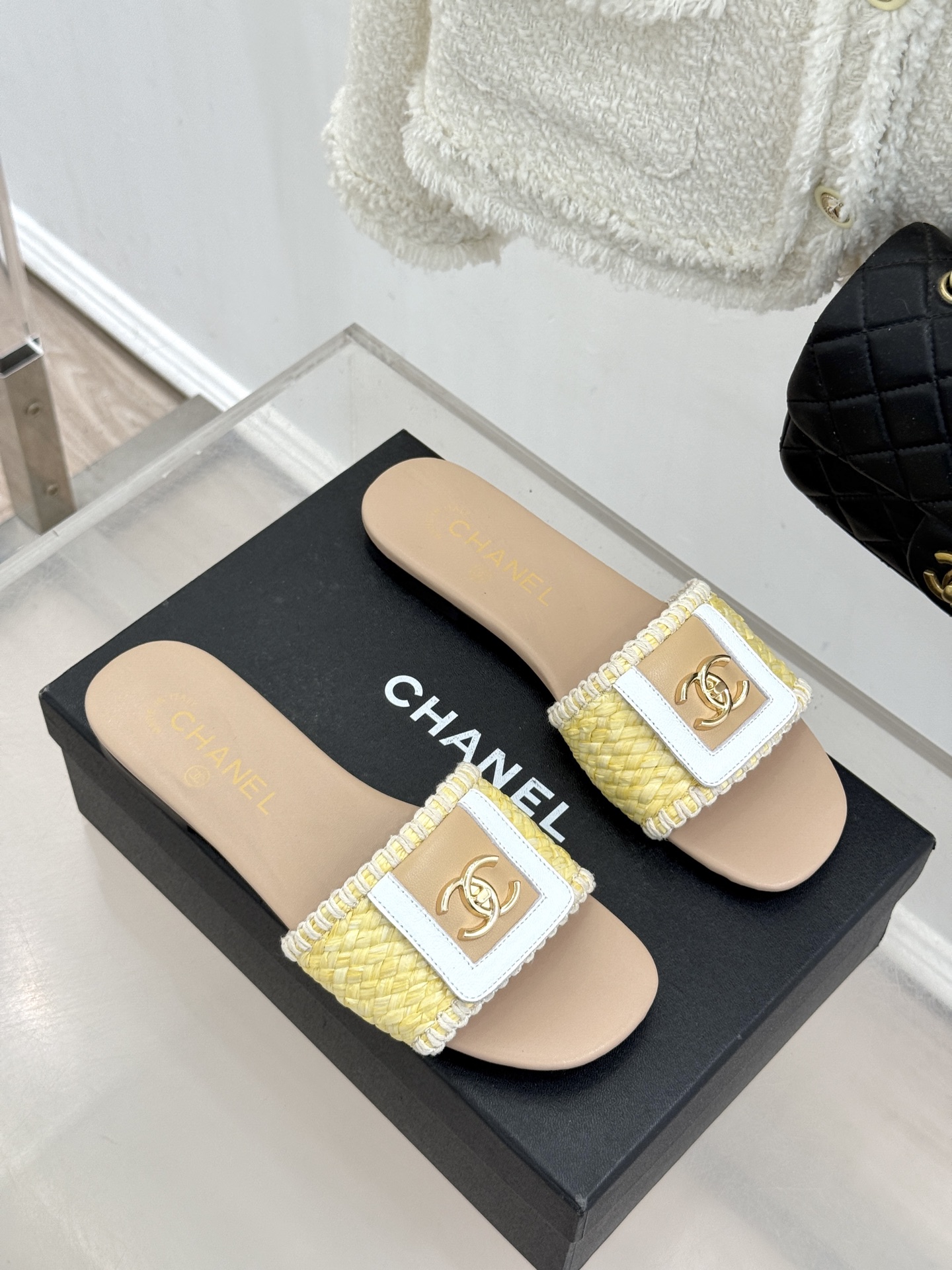 CHANE*｜小香经典编织双C翻盖拖鞋以手工编织美学诠释不费力的高级感。精选新疆长绒棉绳纯手工交织鞋面标