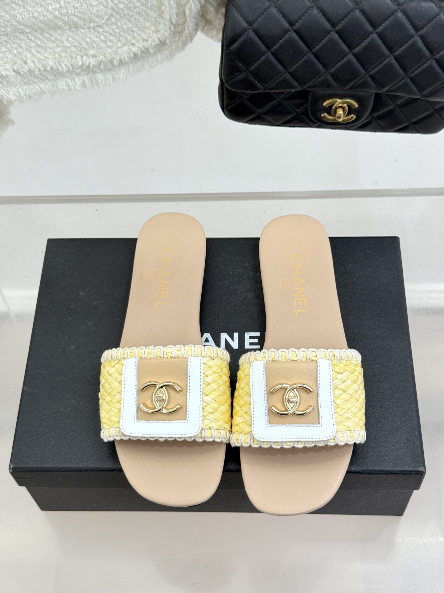 CHANE*｜小香经典编织双C翻盖拖鞋以手工编织美学诠释不费力的高级感。精选新疆长绒棉绳纯手工交织鞋面标