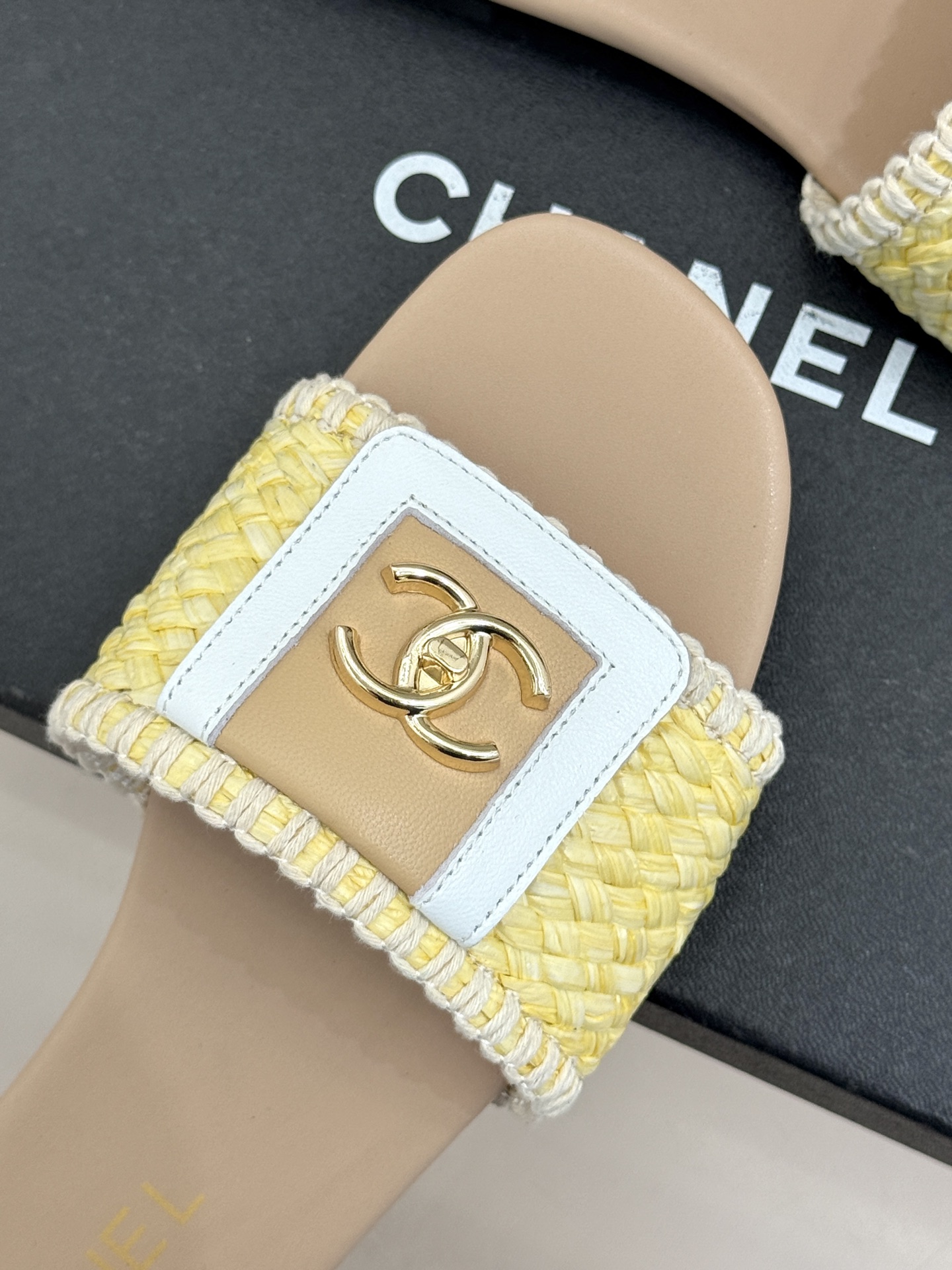 CHANE*｜小香经典编织双C翻盖拖鞋以手工编织美学诠释不费力的高级感。精选新疆长绒棉绳纯手工交织鞋面标