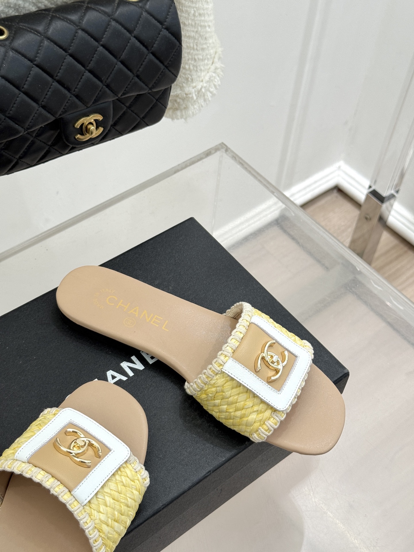 CHANE*｜小香经典编织双C翻盖拖鞋以手工编织美学诠释不费力的高级感。精选新疆长绒棉绳纯手工交织鞋面标