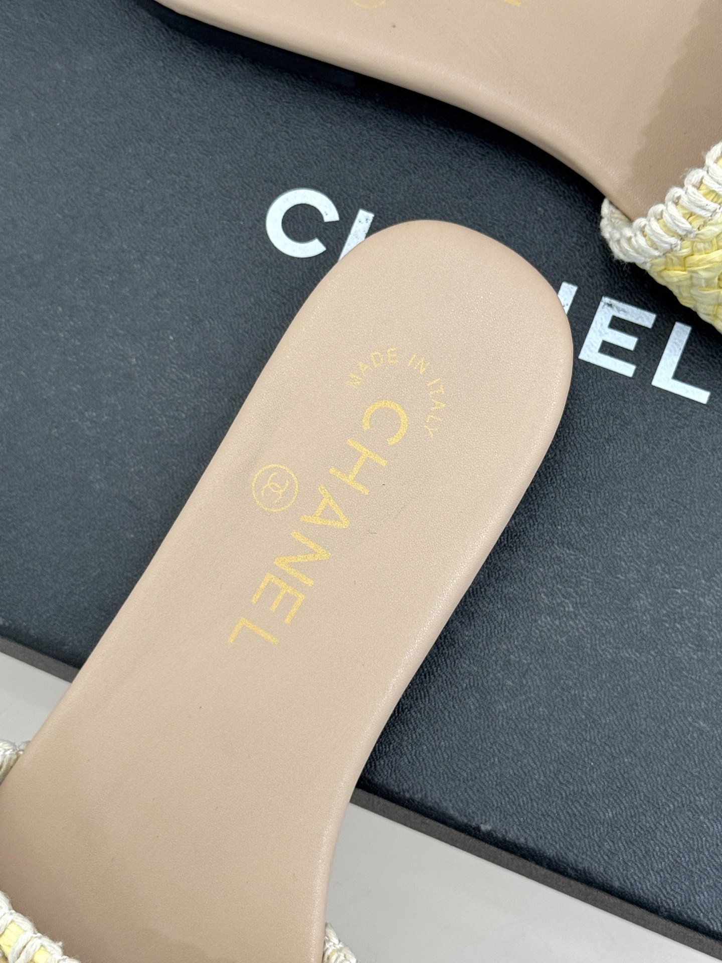 CHANE*｜小香经典编织双C翻盖拖鞋以手工编织美学诠释不费力的高级感。精选新疆长绒棉绳纯手工交织鞋面标