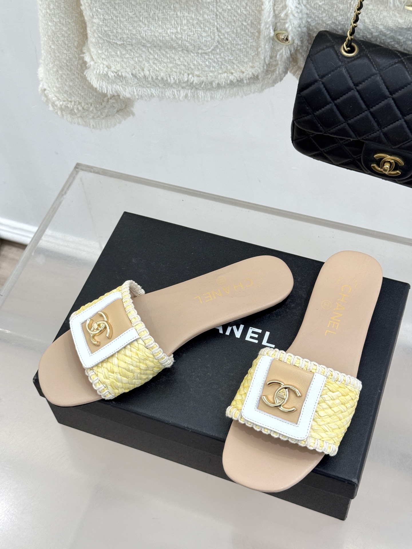 CHANE*｜小香经典编织双C翻盖拖鞋以手工编织美学诠释不费力的高级感。精选新疆长绒棉绳纯手工交织鞋面标