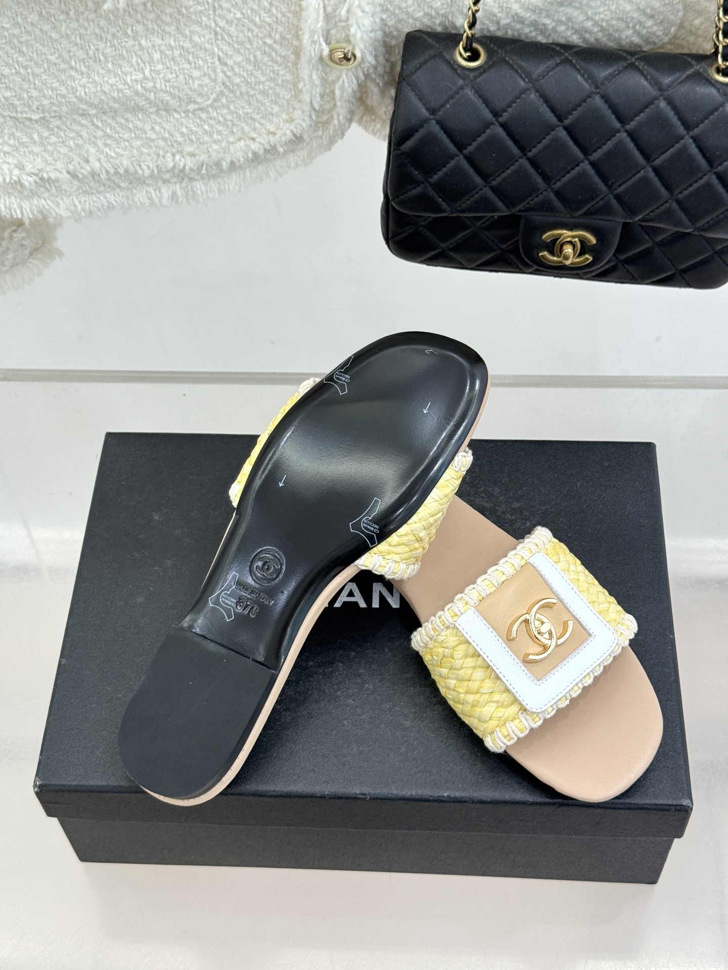 CHANE*｜小香经典编织双C翻盖拖鞋以手工编织美学诠释不费力的高级感。精选新疆长绒棉绳纯手工交织鞋面标