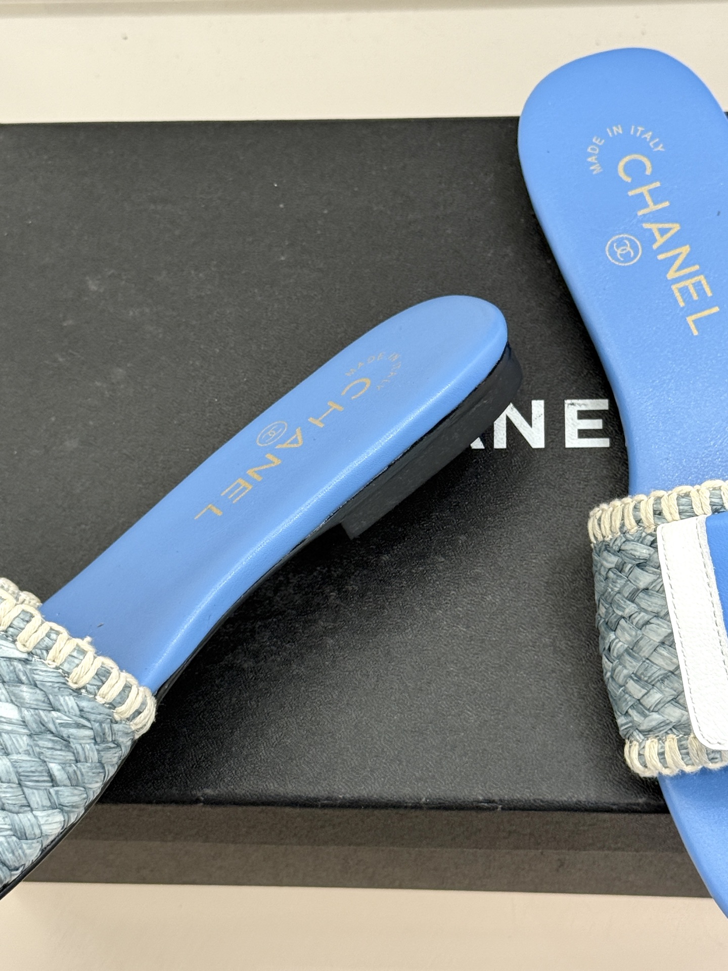 CHANE*｜小香经典编织双C翻盖拖鞋以手工编织美学诠释不费力的高级感。精选新疆长绒棉绳纯手工交织鞋面标