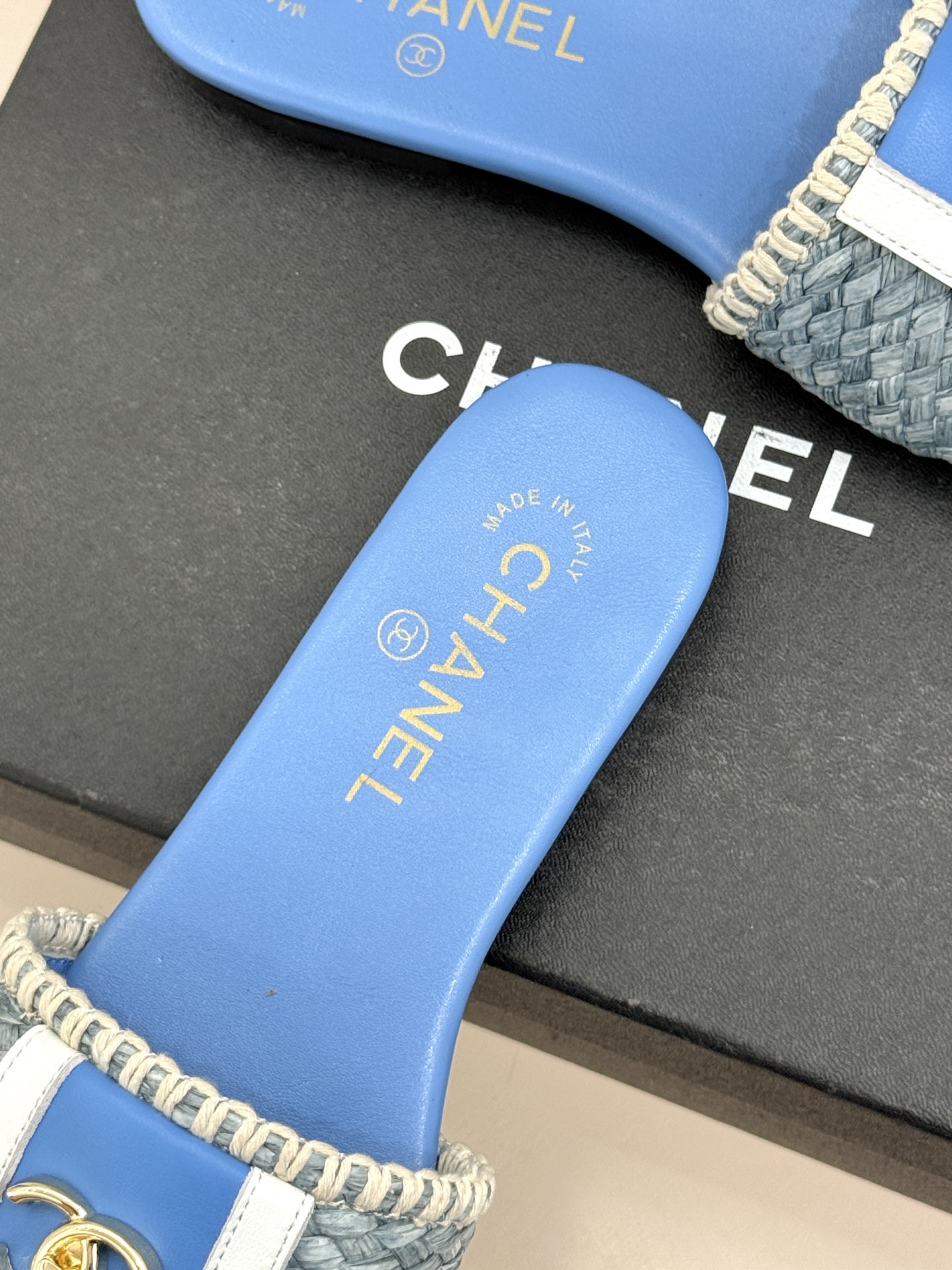 CHANE*｜小香经典编织双C翻盖拖鞋以手工编织美学诠释不费力的高级感。精选新疆长绒棉绳纯手工交织鞋面标