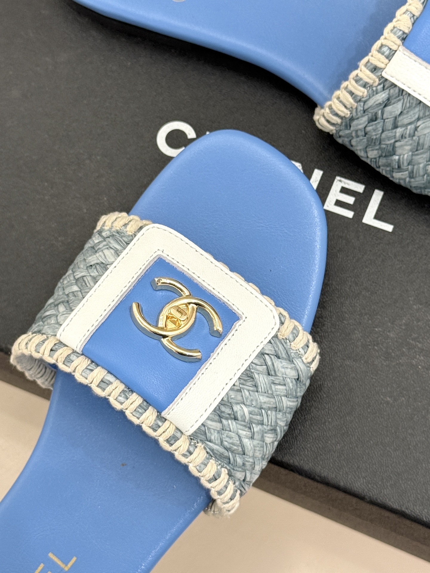 CHANE*｜小香经典编织双C翻盖拖鞋以手工编织美学诠释不费力的高级感。精选新疆长绒棉绳纯手工交织鞋面标