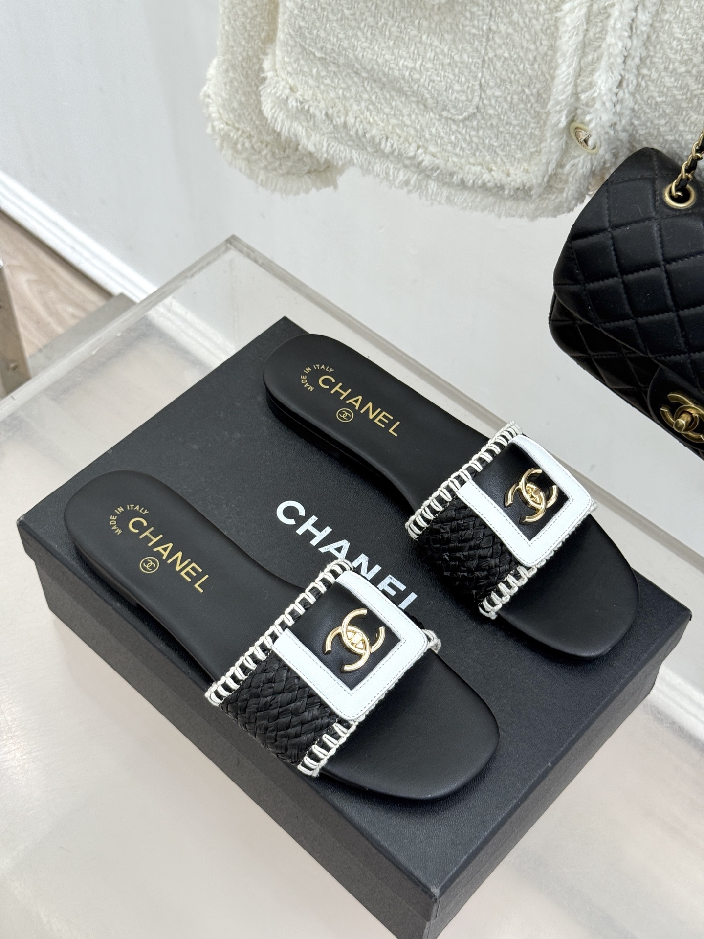 CHANE*｜小香经典编织双C翻盖拖鞋以手工编织美学诠释不费力的高级感。精选新疆长绒棉绳纯手工交织鞋面标