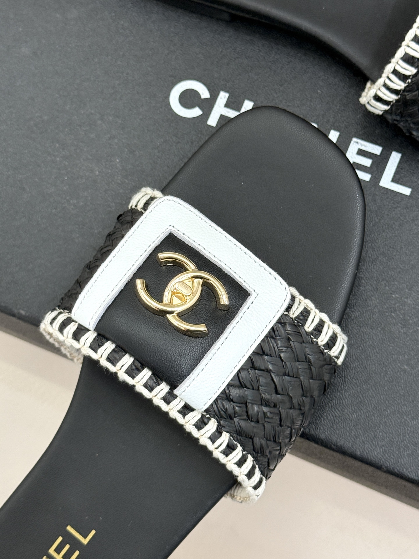 CHANE*｜小香经典编织双C翻盖拖鞋以手工编织美学诠释不费力的高级感。精选新疆长绒棉绳纯手工交织鞋面标