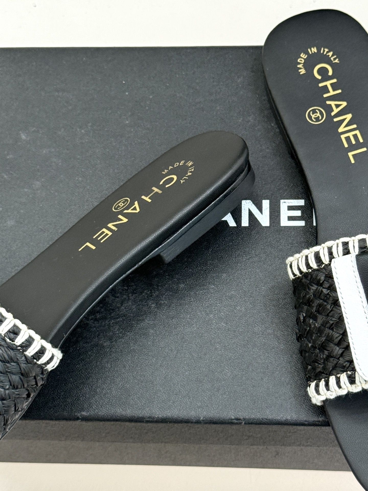 CHANE*｜小香经典编织双C翻盖拖鞋以手工编织美学诠释不费力的高级感。精选新疆长绒棉绳纯手工交织鞋面标