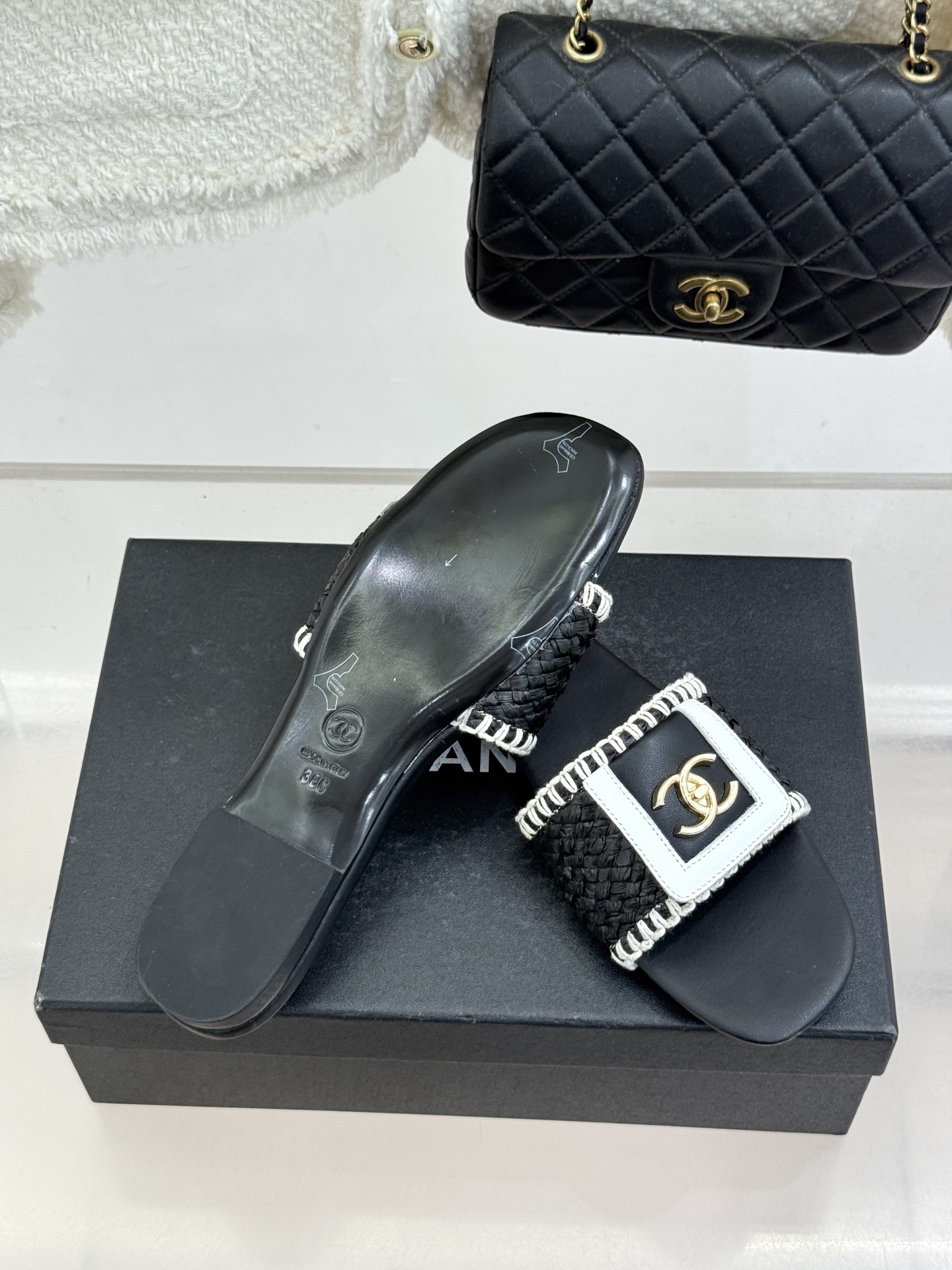 CHANE*｜小香经典编织双C翻盖拖鞋以手工编织美学诠释不费力的高级感。精选新疆长绒棉绳纯手工交织鞋面标