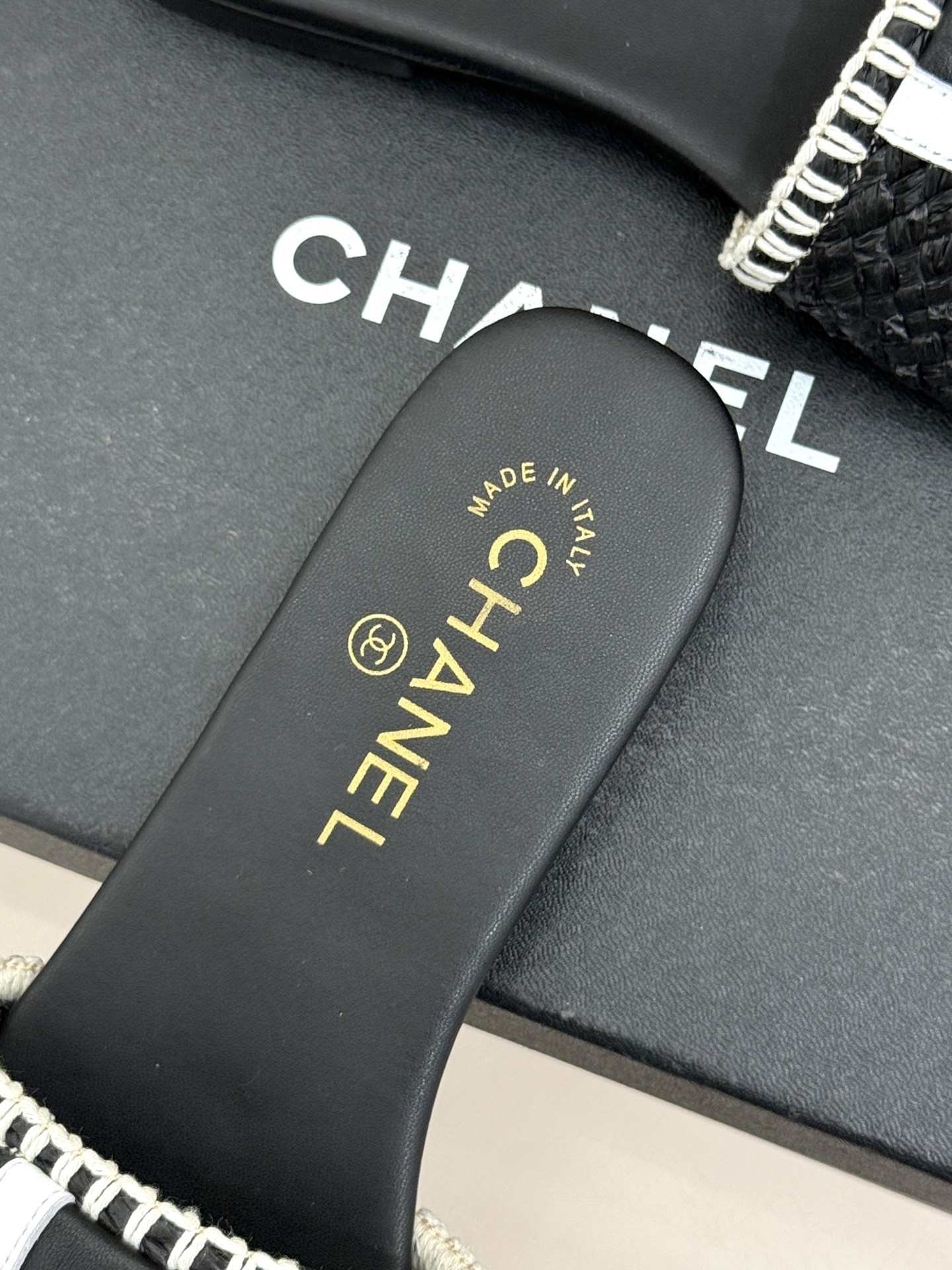 CHANE*｜小香经典编织双C翻盖拖鞋以手工编织美学诠释不费力的高级感。精选新疆长绒棉绳纯手工交织鞋面标