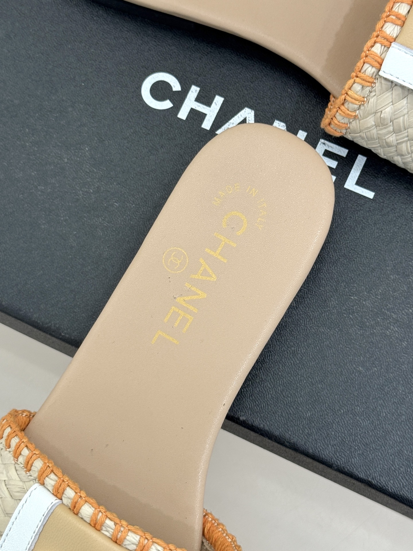 CHANE*｜小香经典编织双C翻盖拖鞋以手工编织美学诠释不费力的高级感。精选新疆长绒棉绳纯手工交织鞋面标