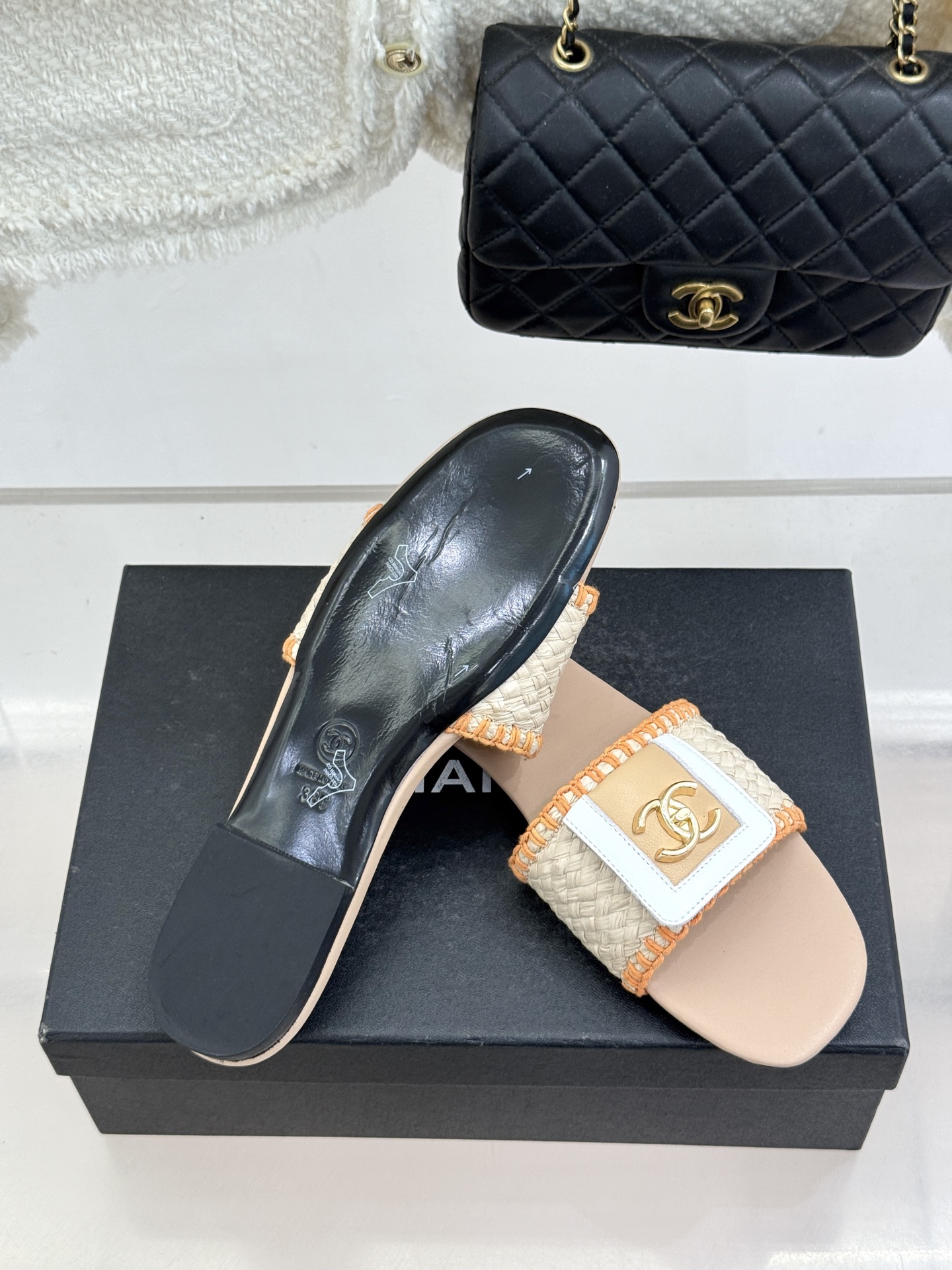 CHANE*｜小香经典编织双C翻盖拖鞋以手工编织美学诠释不费力的高级感。精选新疆长绒棉绳纯手工交织鞋面标