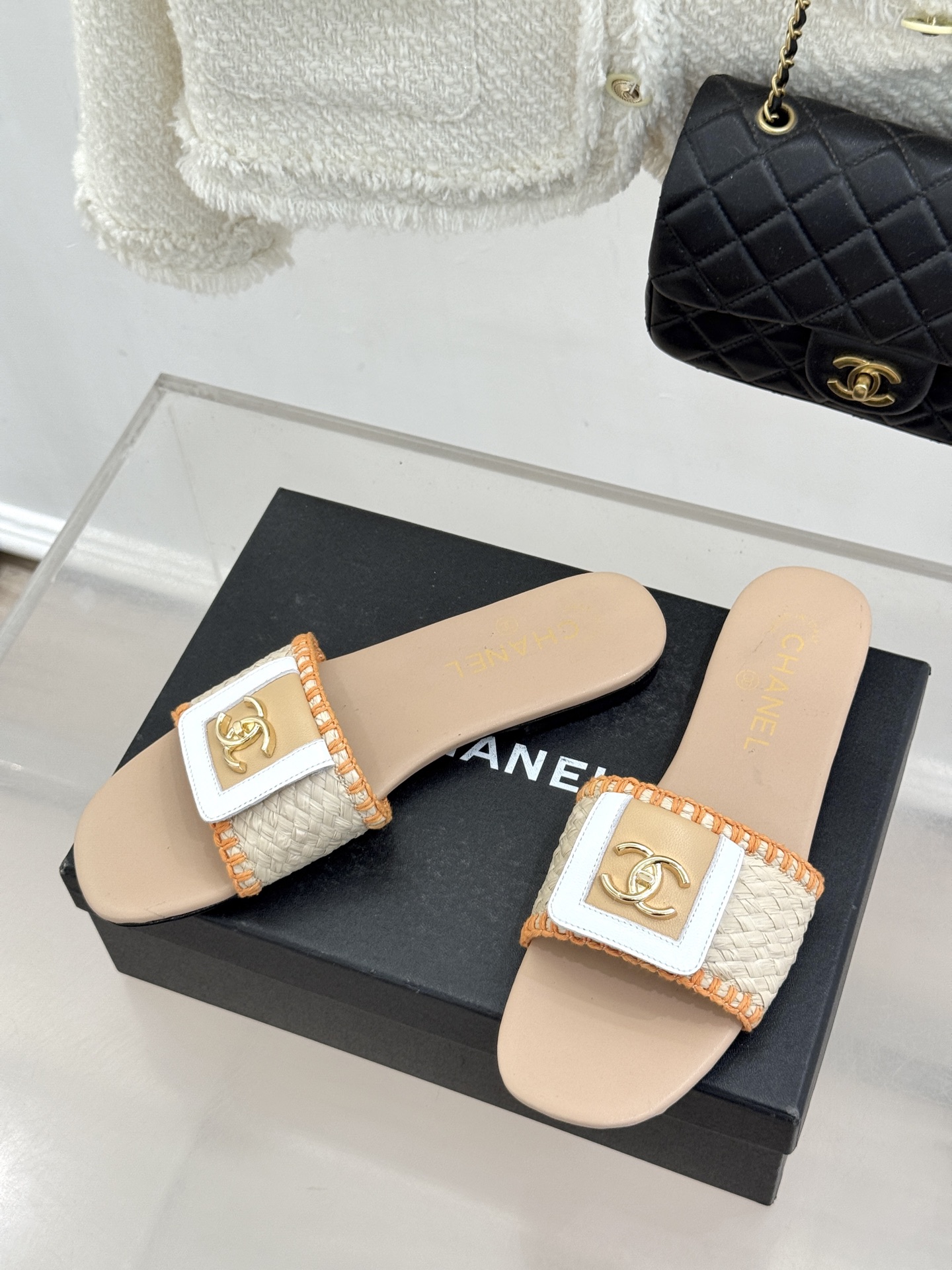 CHANE*｜小香经典编织双C翻盖拖鞋以手工编织美学诠释不费力的高级感。精选新疆长绒棉绳纯手工交织鞋面标