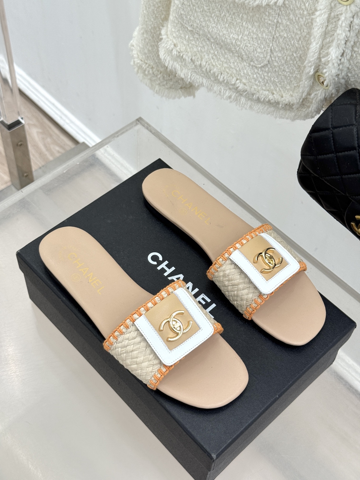 CHANE*｜小香经典编织双C翻盖拖鞋以手工编织美学诠释不费力的高级感。精选新疆长绒棉绳纯手工交织鞋面标