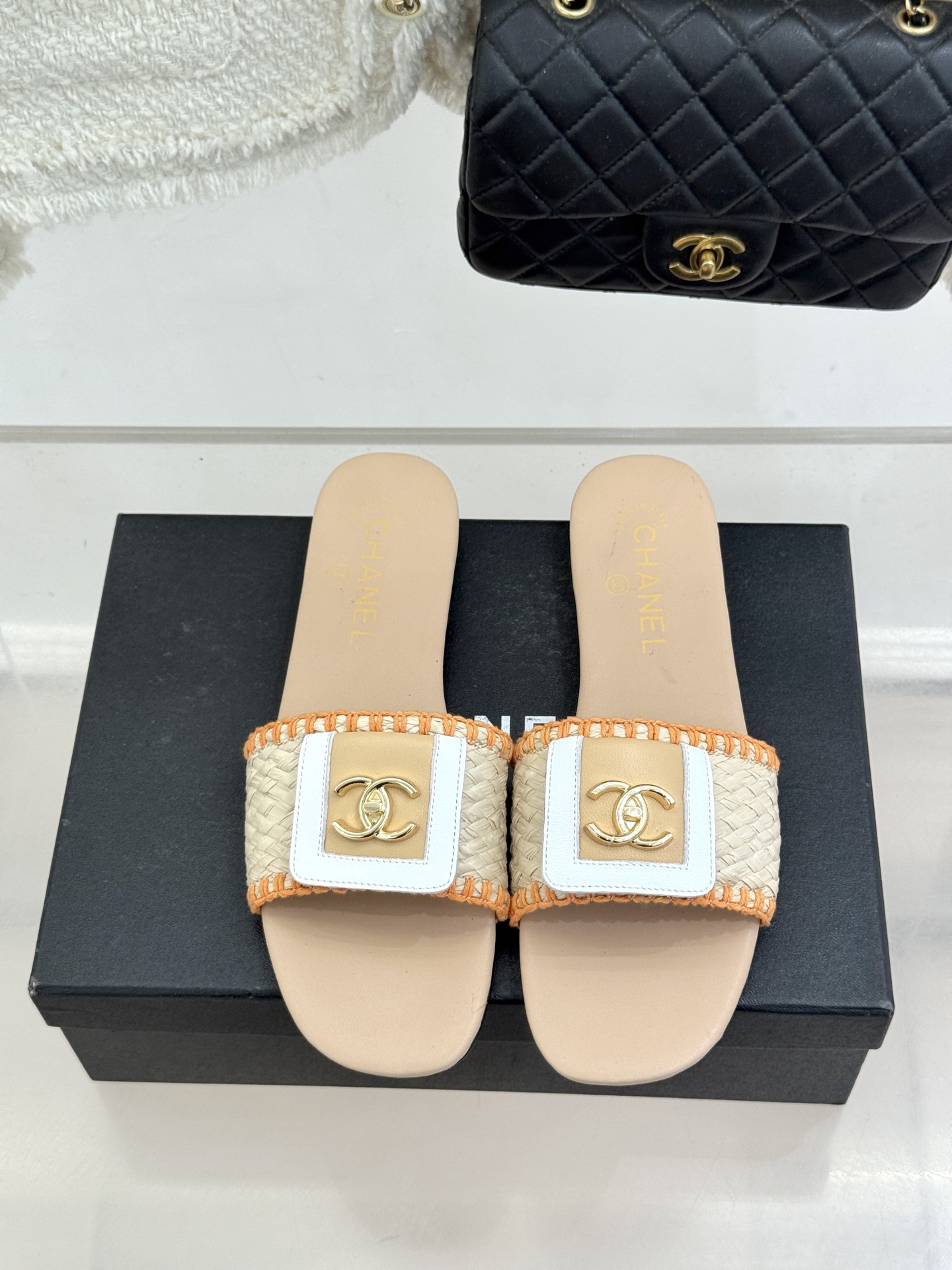 CHANE*｜小香经典编织双C翻盖拖鞋以手工编织美学诠释不费力的高级感。精选新疆长绒棉绳纯手工交织鞋面标