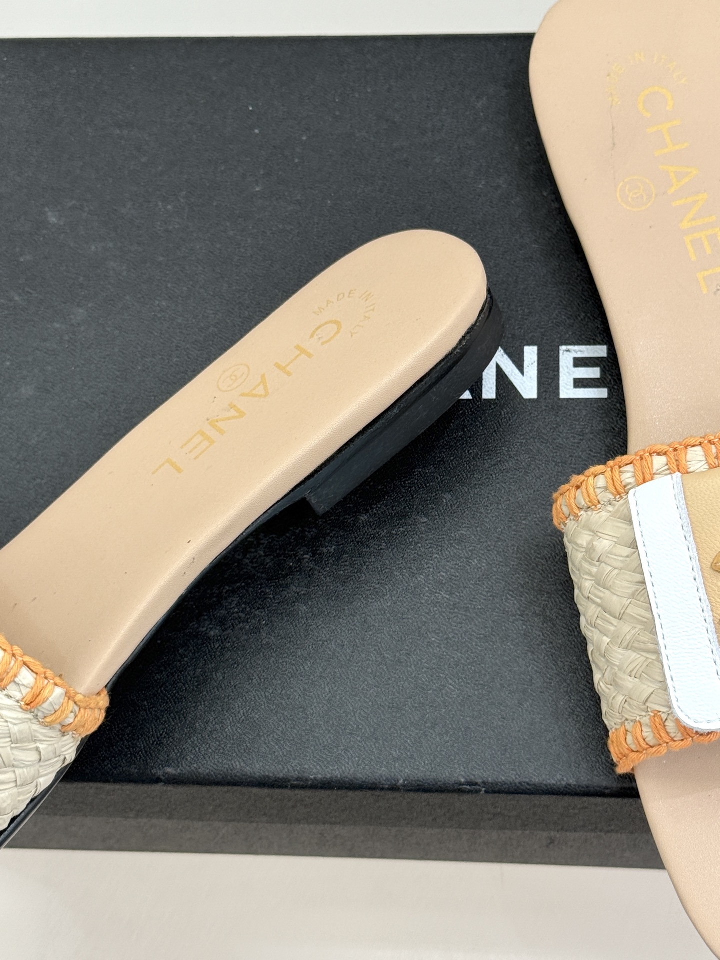 CHANE*｜小香经典编织双C翻盖拖鞋以手工编织美学诠释不费力的高级感。精选新疆长绒棉绳纯手工交织鞋面标