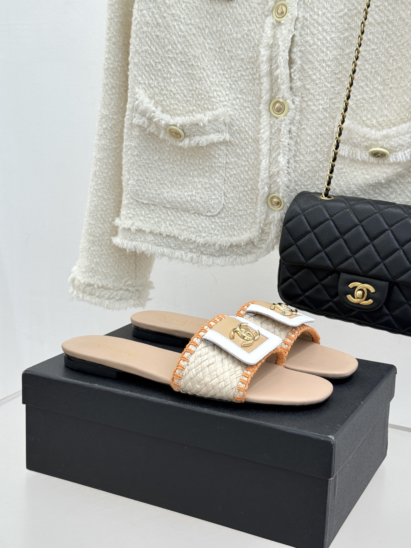 CHANE*｜小香经典编织双C翻盖拖鞋以手工编织美学诠释不费力的高级感。精选新疆长绒棉绳纯手工交织鞋面标