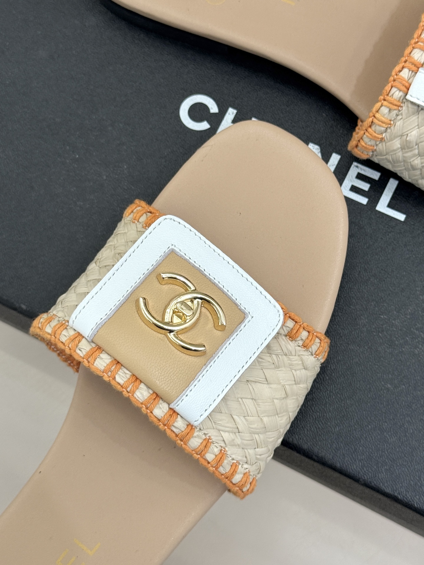 CHANE*｜小香经典编织双C翻盖拖鞋以手工编织美学诠释不费力的高级感。精选新疆长绒棉绳纯手工交织鞋面标