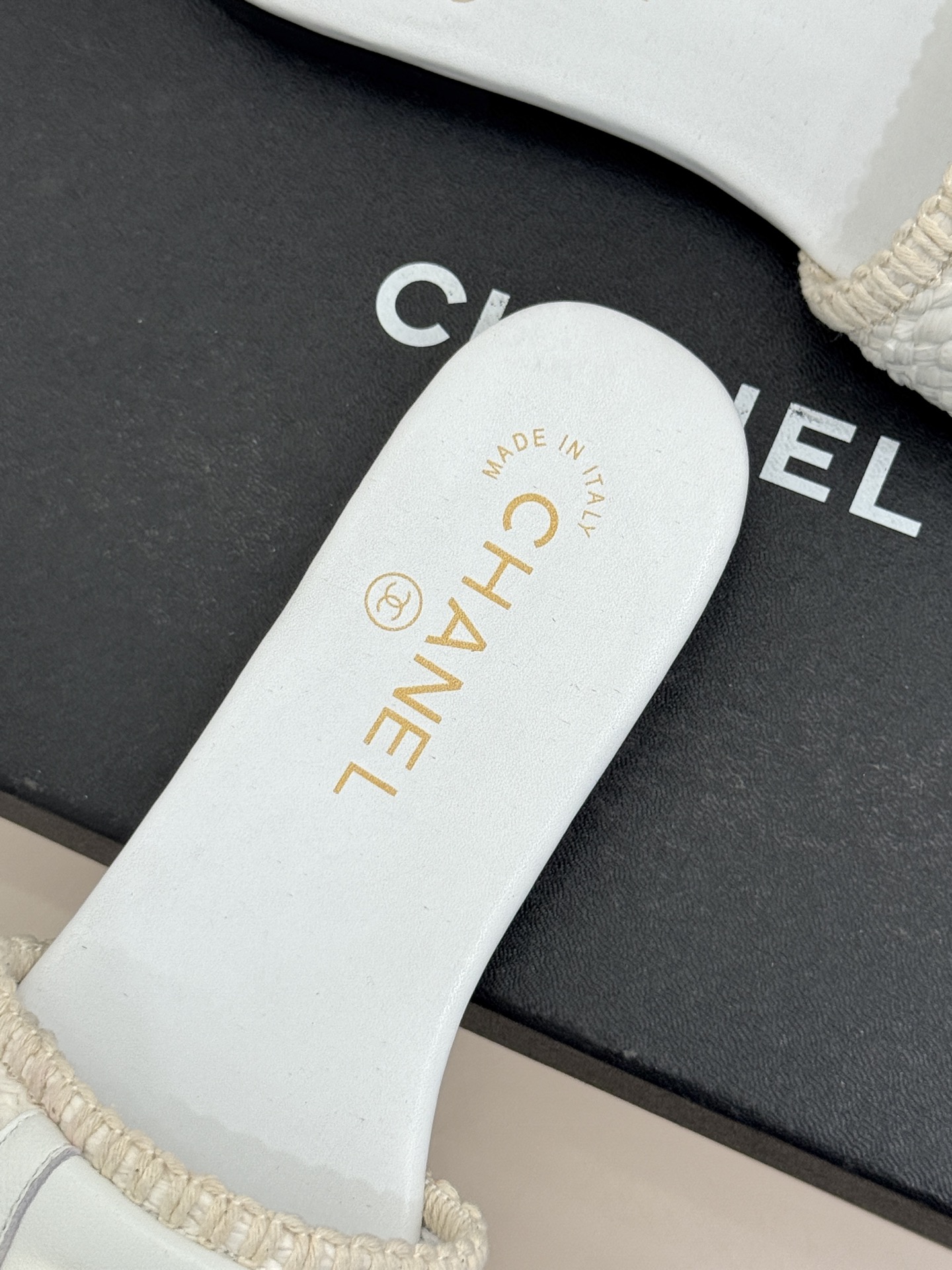 CHANE*｜小香经典编织双C翻盖拖鞋以手工编织美学诠释不费力的高级感。精选新疆长绒棉绳纯手工交织鞋面标