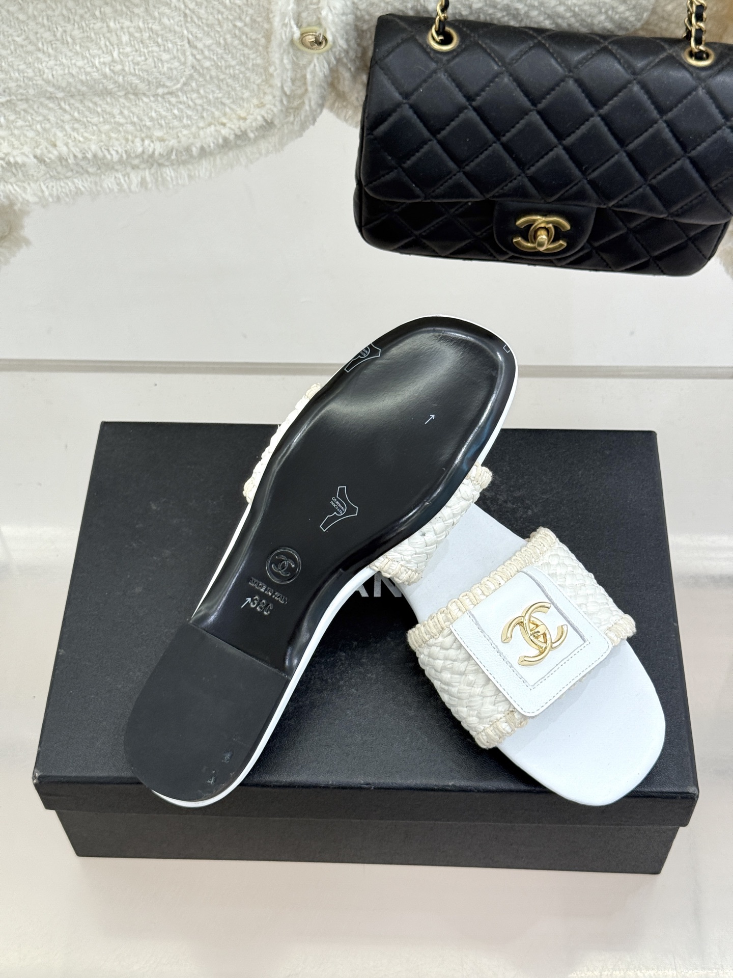 CHANE*｜小香经典编织双C翻盖拖鞋以手工编织美学诠释不费力的高级感。精选新疆长绒棉绳纯手工交织鞋面标