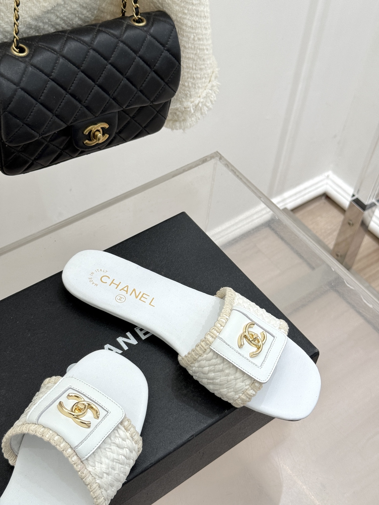 CHANE*｜小香经典编织双C翻盖拖鞋以手工编织美学诠释不费力的高级感。精选新疆长绒棉绳纯手工交织鞋面标