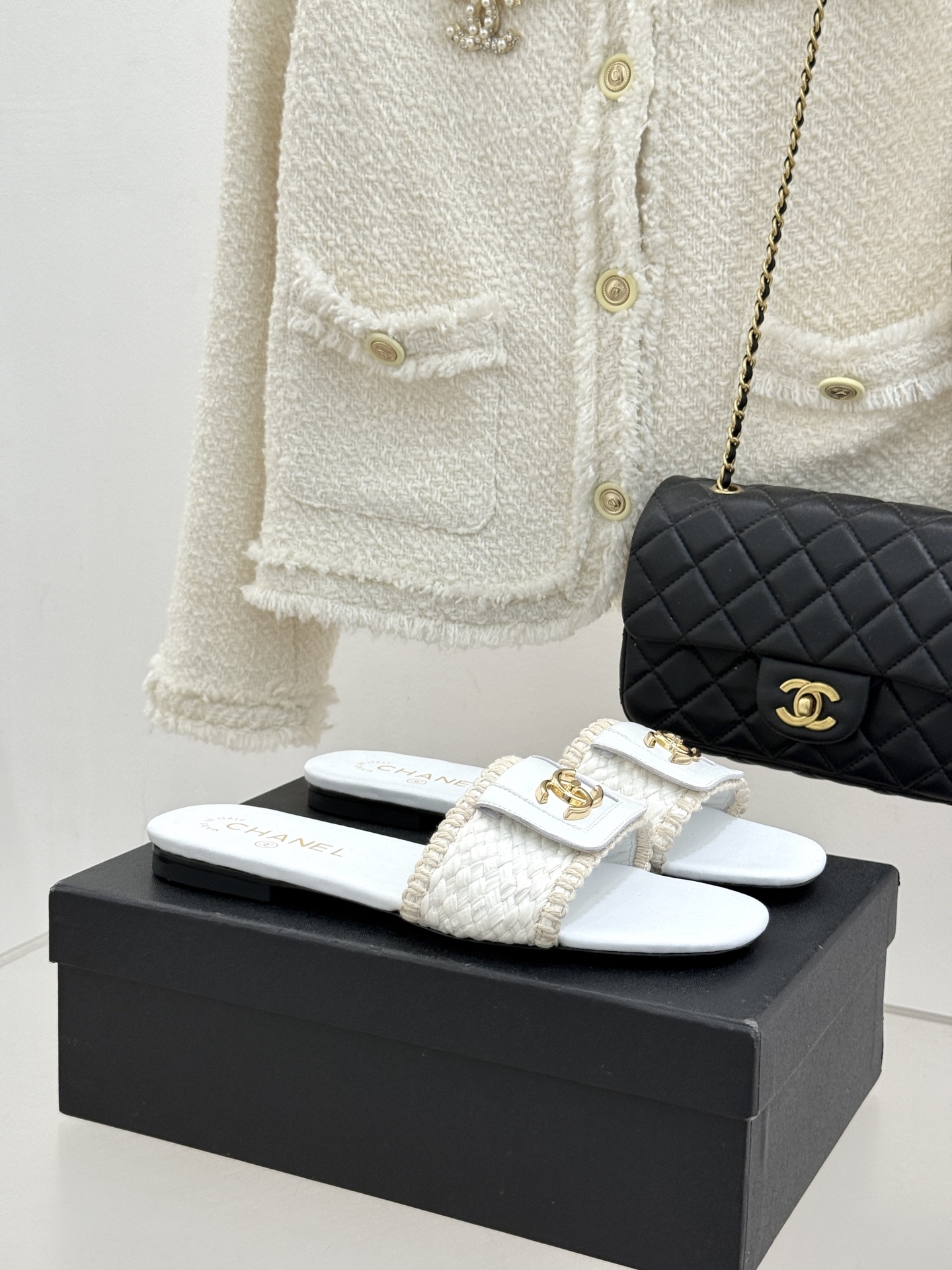 CHANE*｜小香经典编织双C翻盖拖鞋以手工编织美学诠释不费力的高级感。精选新疆长绒棉绳纯手工交织鞋面标