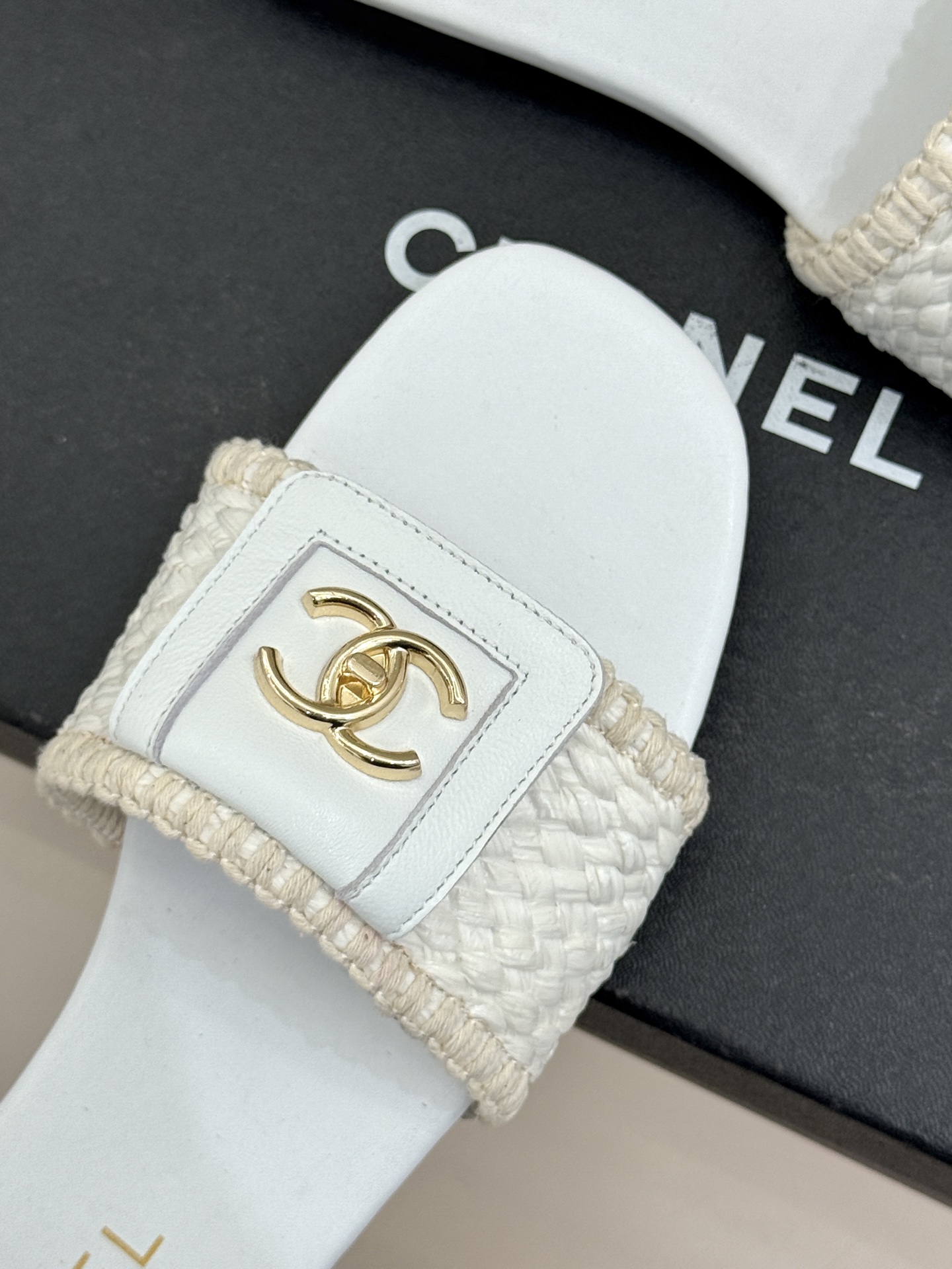 CHANE*｜小香经典编织双C翻盖拖鞋以手工编织美学诠释不费力的高级感。精选新疆长绒棉绳纯手工交织鞋面标