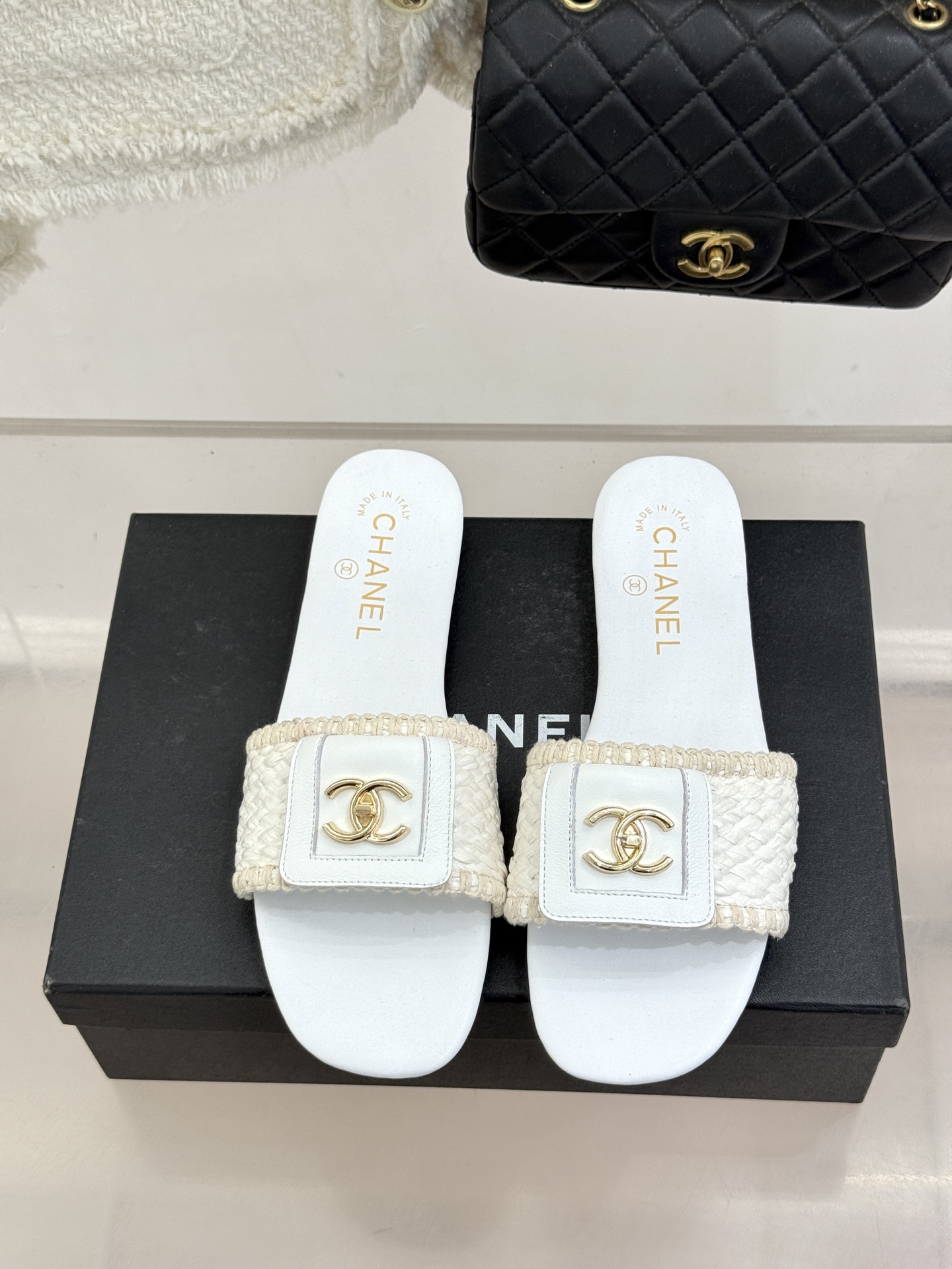 CHANE*｜小香经典编织双C翻盖拖鞋以手工编织美学诠释不费力的高级感。精选新疆长绒棉绳纯手工交织鞋面标