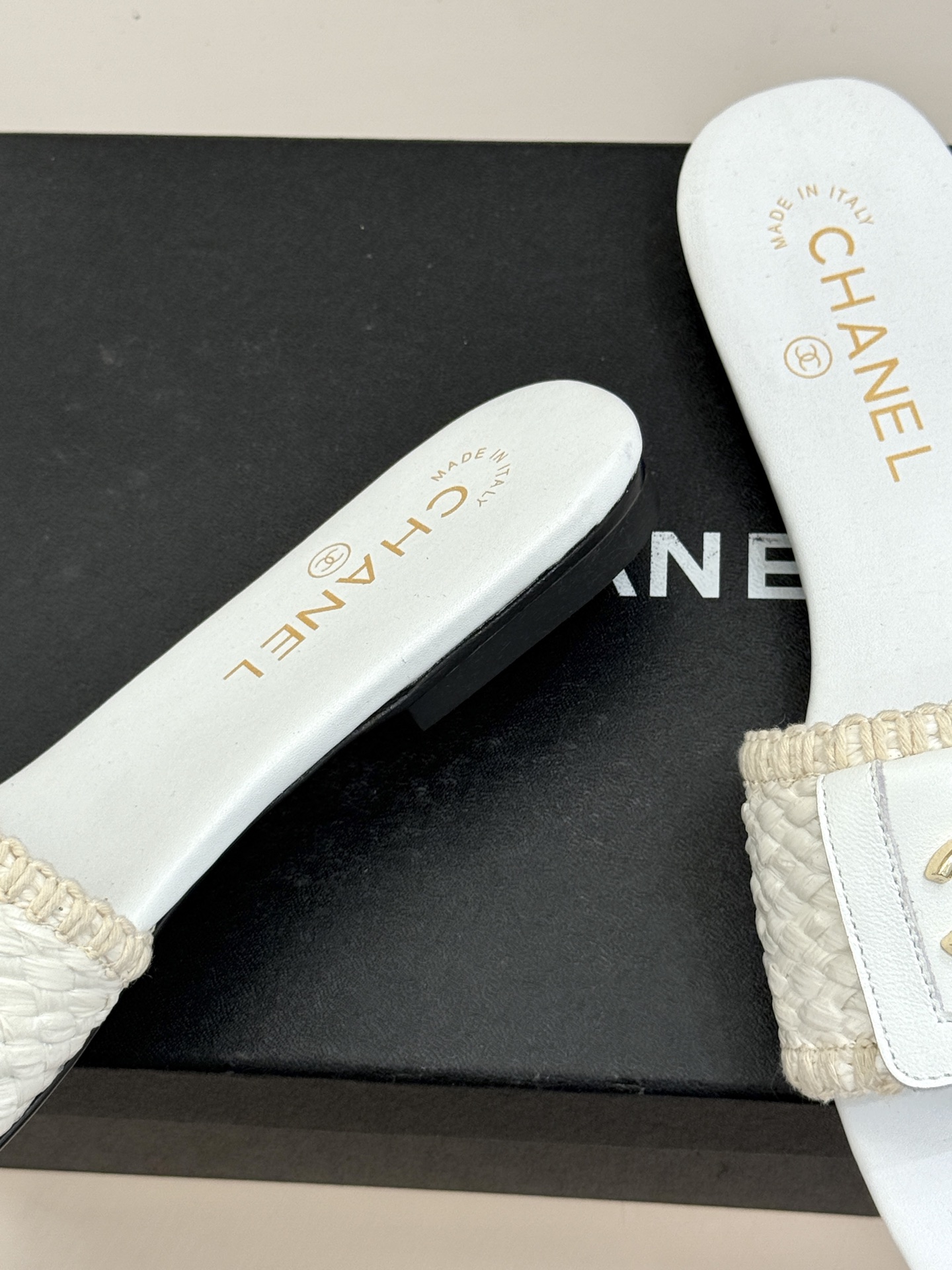 CHANE*｜小香经典编织双C翻盖拖鞋以手工编织美学诠释不费力的高级感。精选新疆长绒棉绳纯手工交织鞋面标