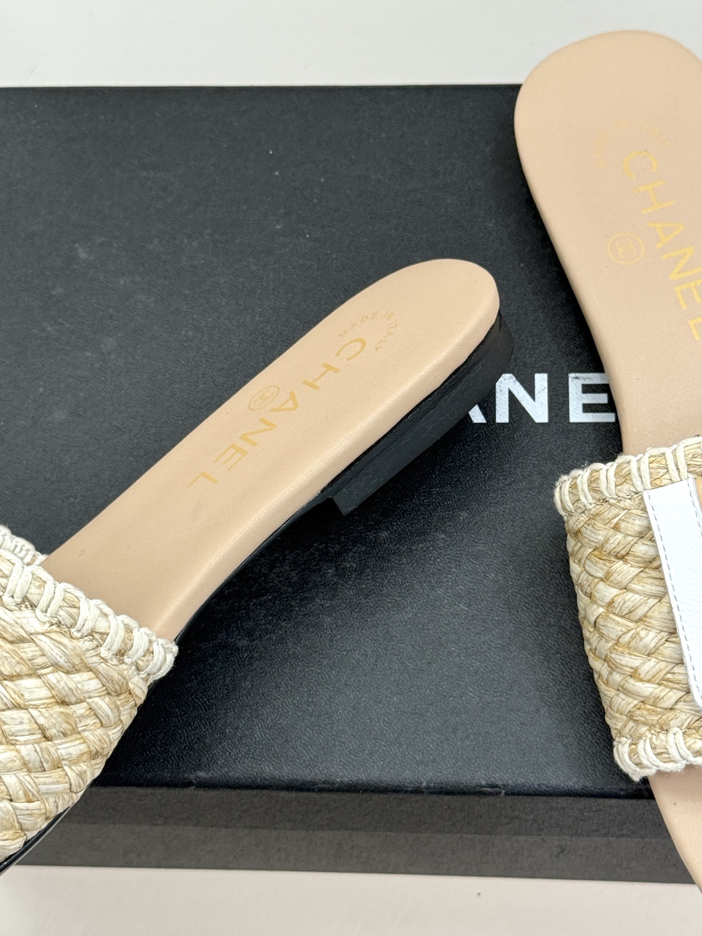 CHANE*｜小香经典编织双C翻盖拖鞋以手工编织美学诠释不费力的高级感。精选新疆长绒棉绳纯手工交织鞋面标