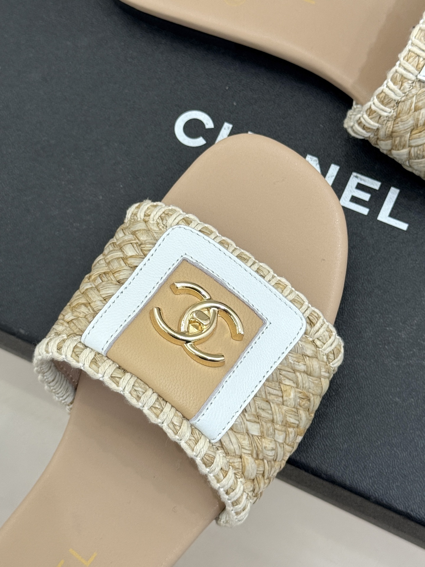 CHANE*｜小香经典编织双C翻盖拖鞋以手工编织美学诠释不费力的高级感。精选新疆长绒棉绳纯手工交织鞋面标