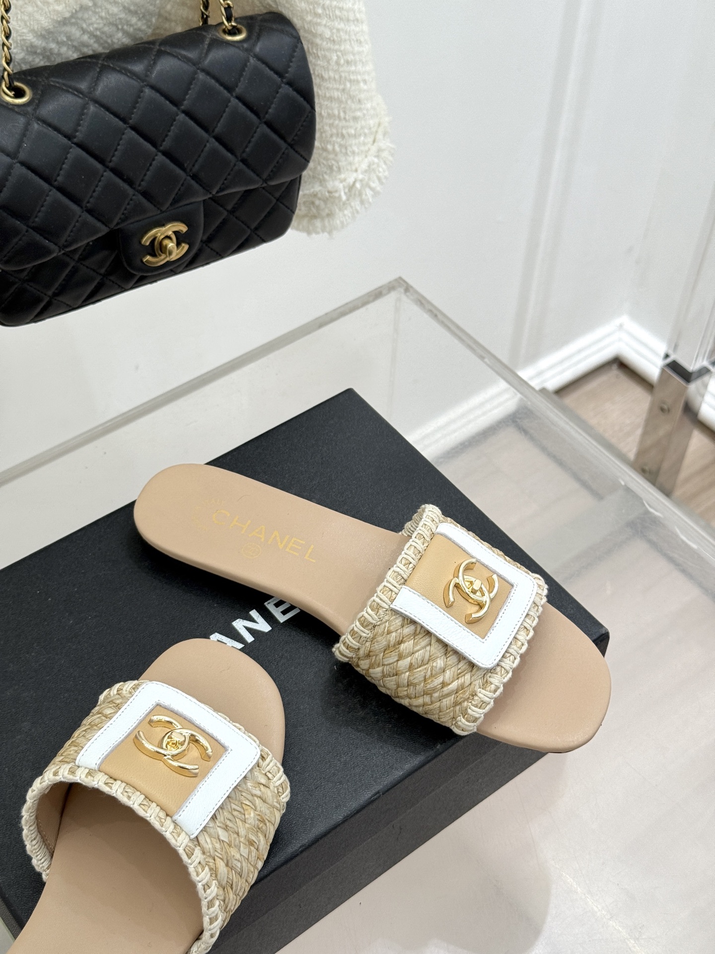 CHANE*｜小香经典编织双C翻盖拖鞋以手工编织美学诠释不费力的高级感。精选新疆长绒棉绳纯手工交织鞋面标