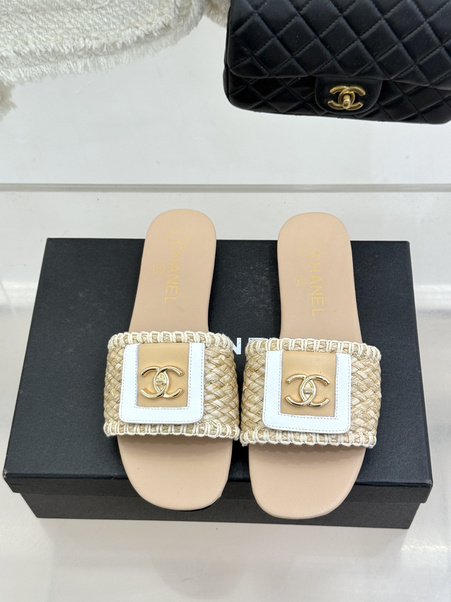 CHANE*｜小香经典编织双C翻盖拖鞋以手工编织美学诠释不费力的高级感。精选新疆长绒棉绳纯手工交织鞋面标