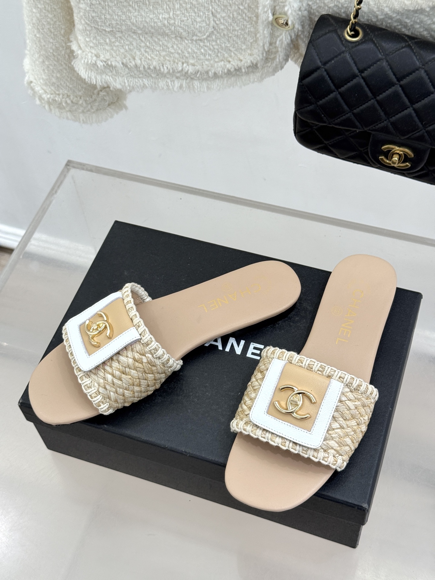 CHANE*｜小香经典编织双C翻盖拖鞋以手工编织美学诠释不费力的高级感。精选新疆长绒棉绳纯手工交织鞋面标