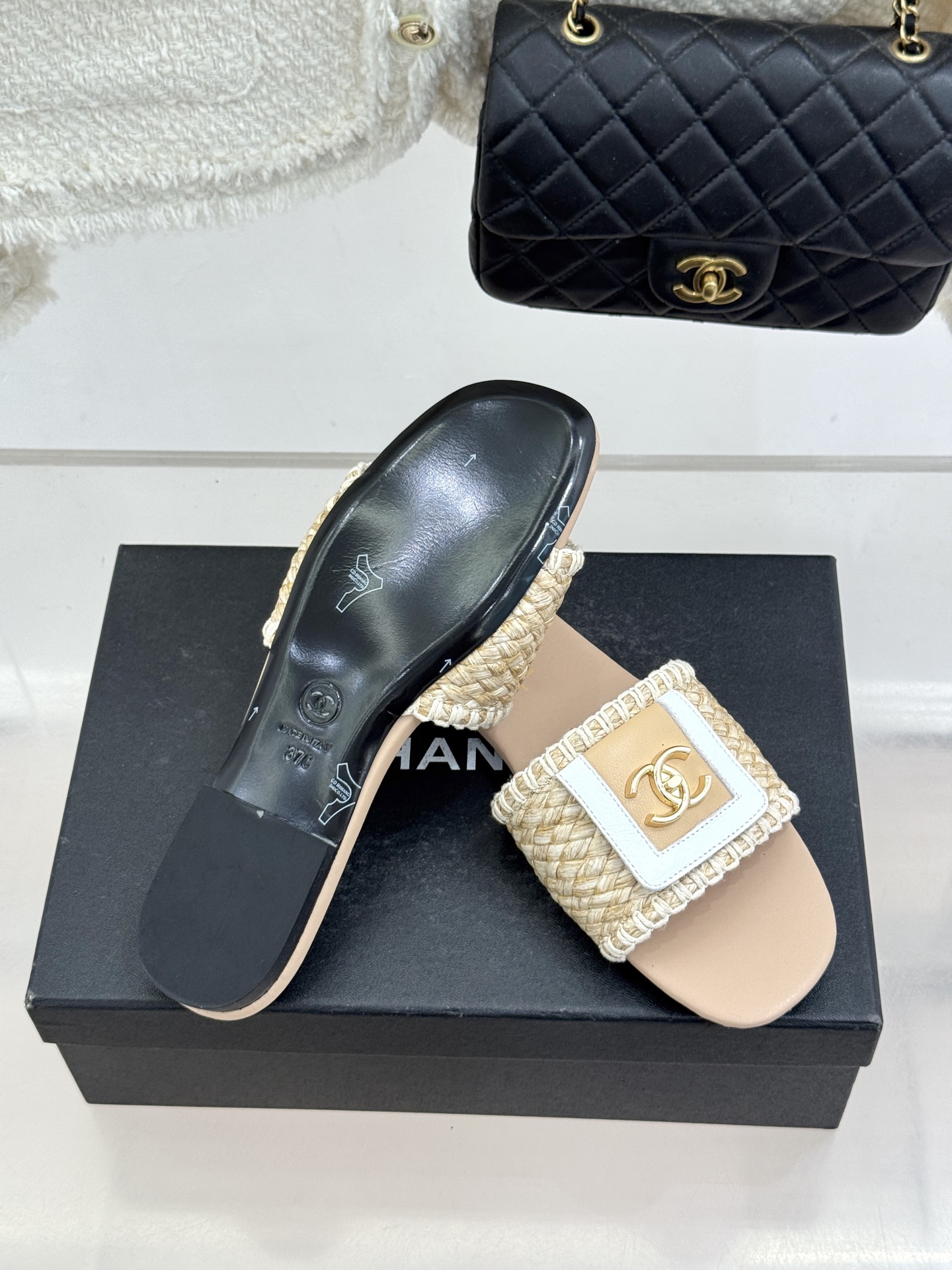 CHANE*｜小香经典编织双C翻盖拖鞋以手工编织美学诠释不费力的高级感。精选新疆长绒棉绳纯手工交织鞋面标