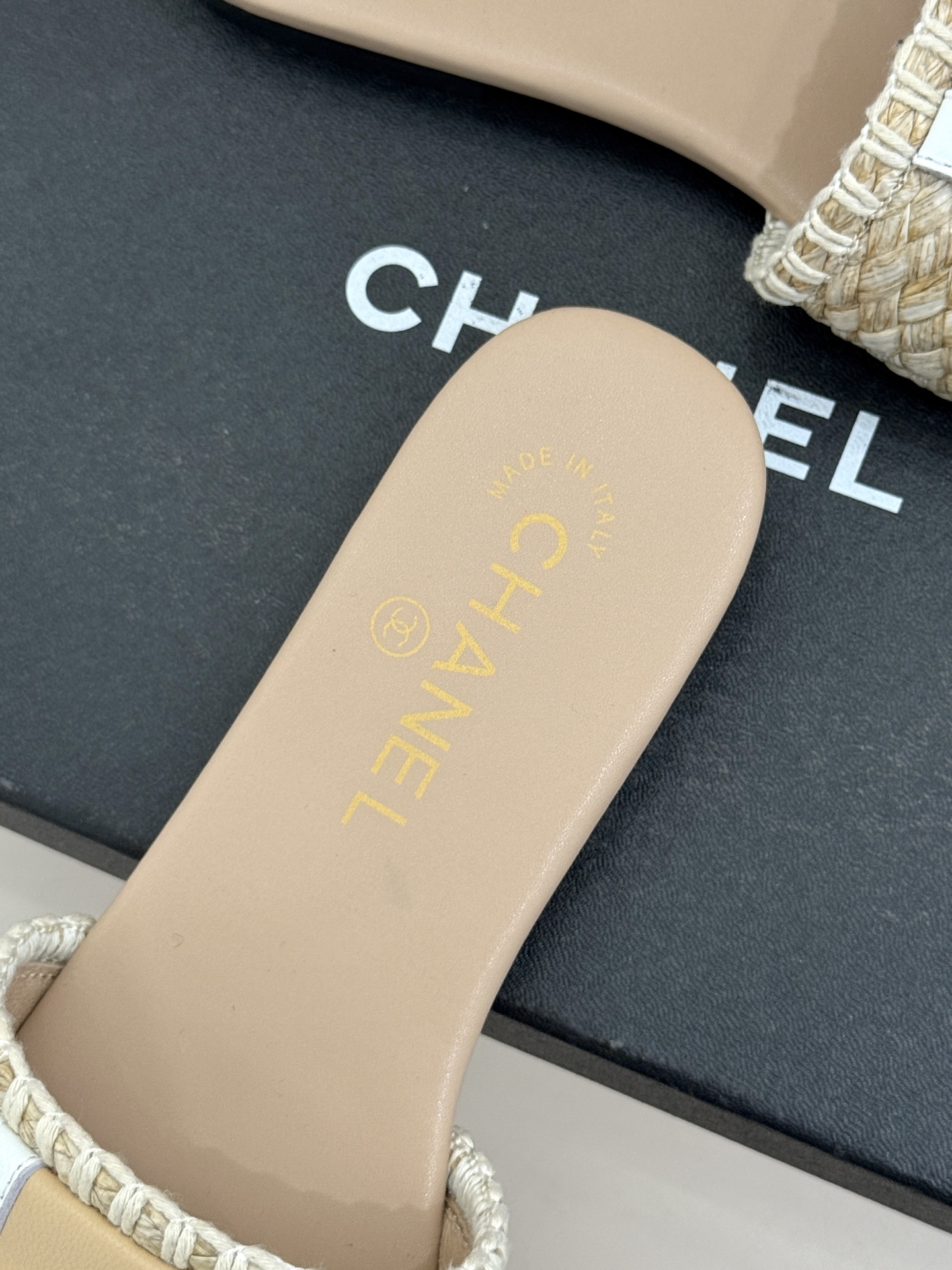 CHANE*｜小香经典编织双C翻盖拖鞋以手工编织美学诠释不费力的高级感。精选新疆长绒棉绳纯手工交织鞋面标