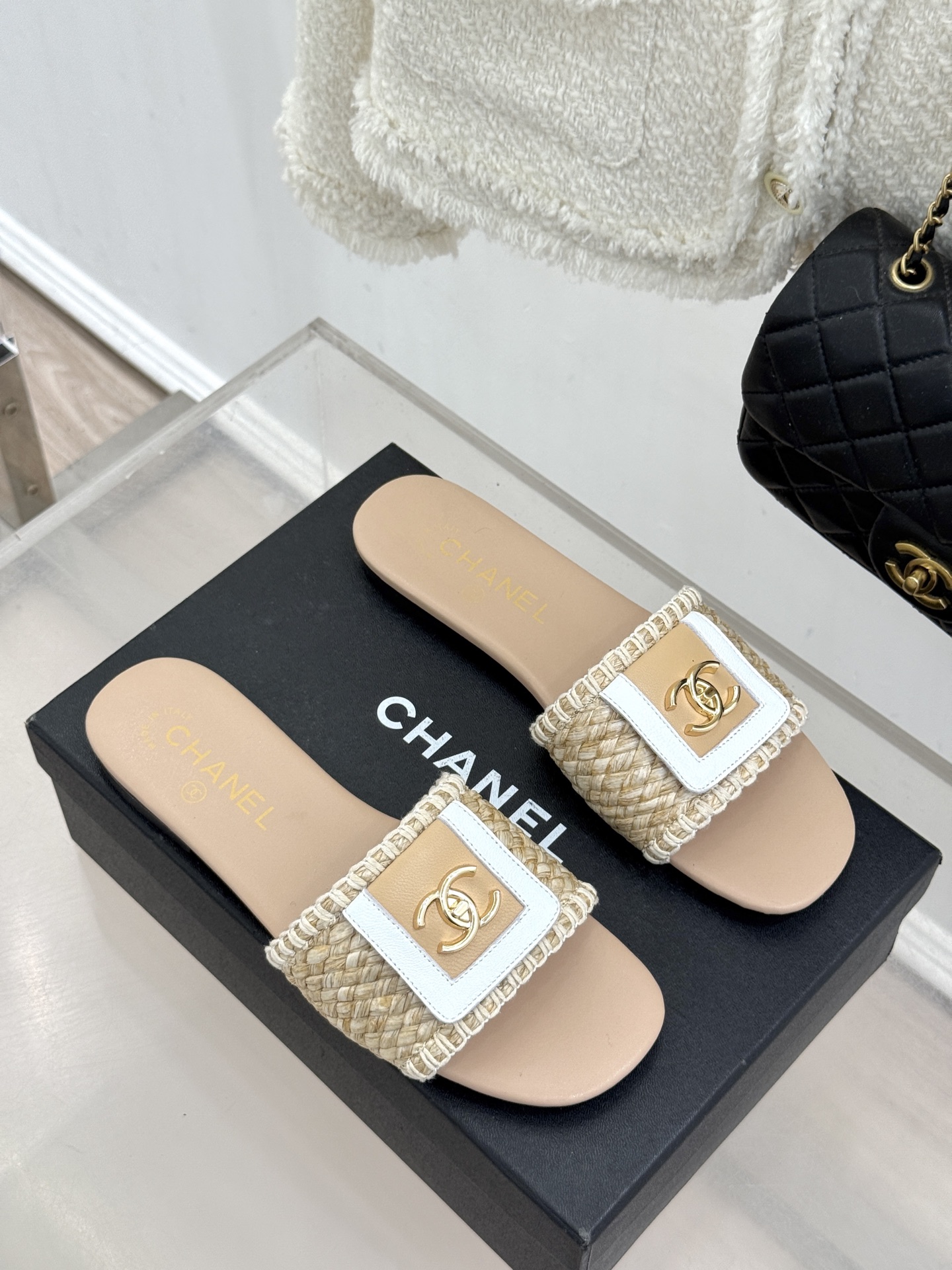 CHANE*｜小香经典编织双C翻盖拖鞋以手工编织美学诠释不费力的高级感。精选新疆长绒棉绳纯手工交织鞋面标