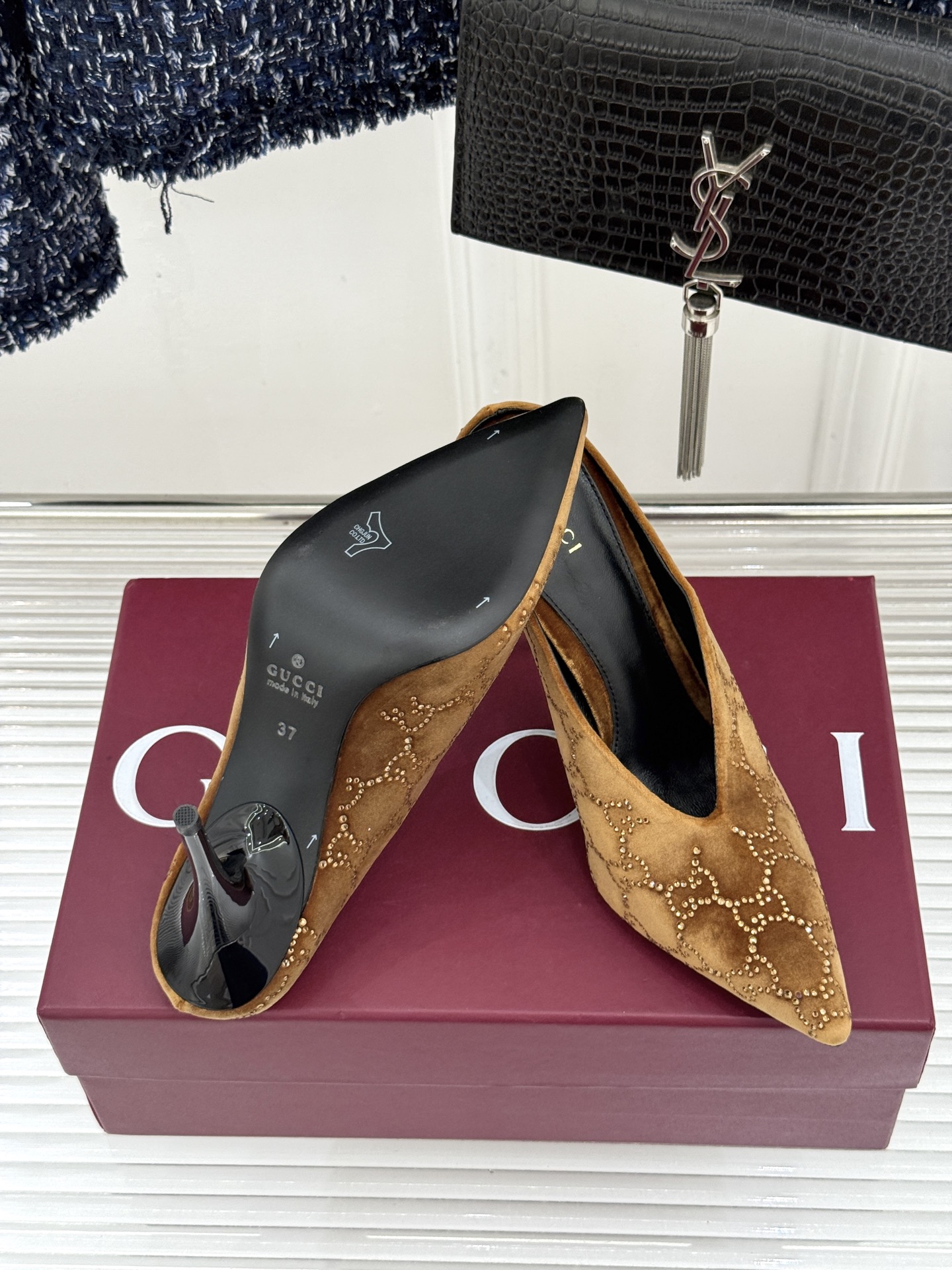 Gucci/古驰26WF新品尖头双G水钻丝绒高跟鞋以丝绒与水钻重释意式奢华。复古尖头利落修长 完美修饰脚
