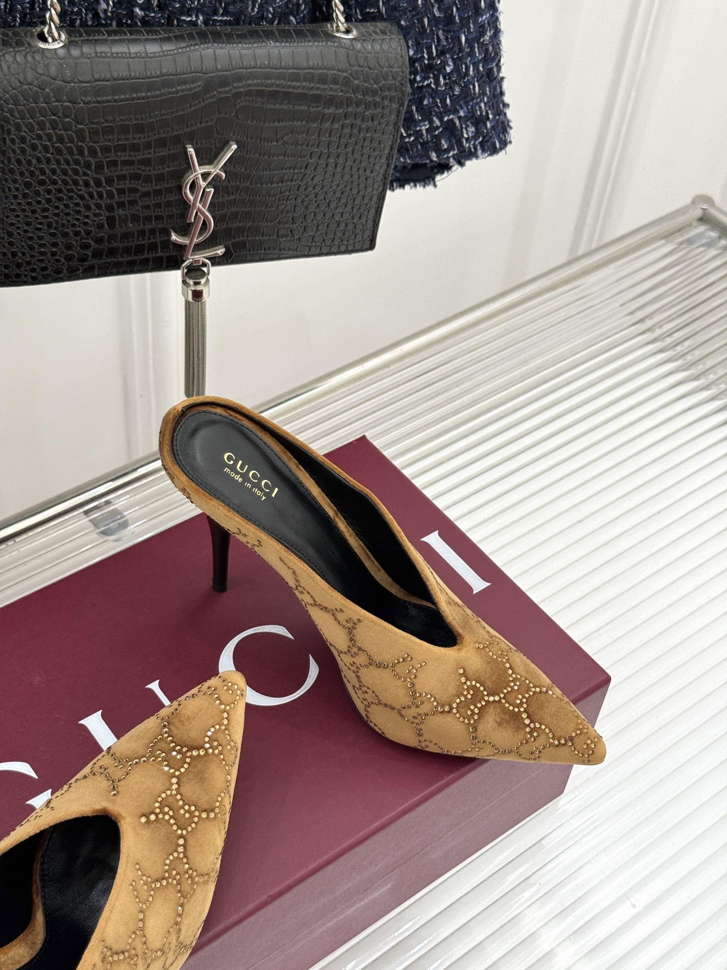 Gucci/古驰26WF新品尖头双G水钻丝绒高跟鞋以丝绒与水钻重释意式奢华。复古尖头利落修长 完美修饰脚