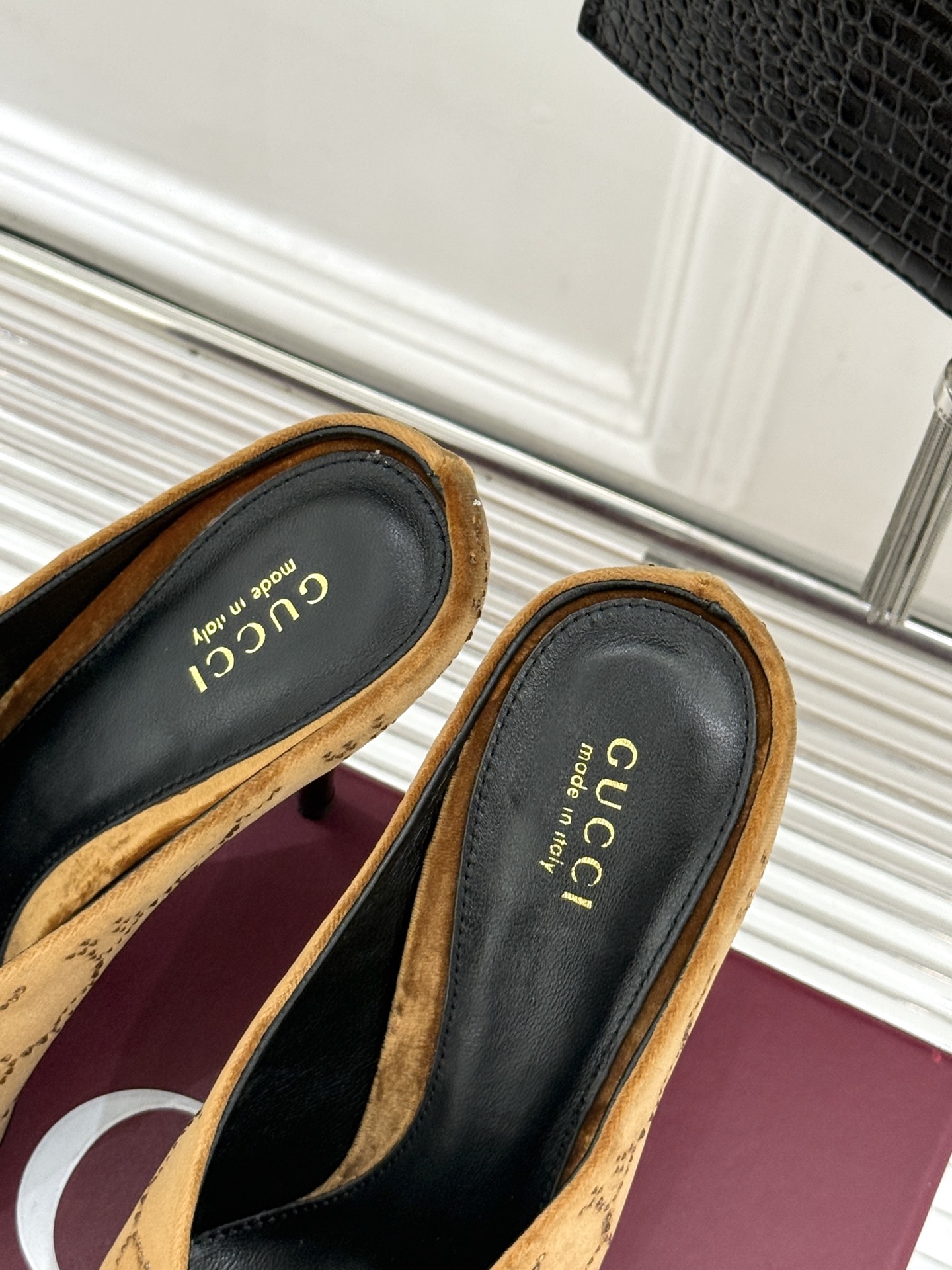 Gucci/古驰26WF新品尖头双G水钻丝绒高跟鞋以丝绒与水钻重释意式奢华。复古尖头利落修长 完美修饰脚