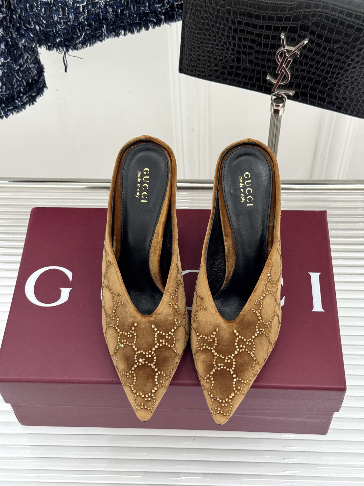 Gucci/古驰26WF新品尖头双G水钻丝绒高跟鞋以丝绒与水钻重释意式奢华。复古尖头利落修长 完美修饰脚