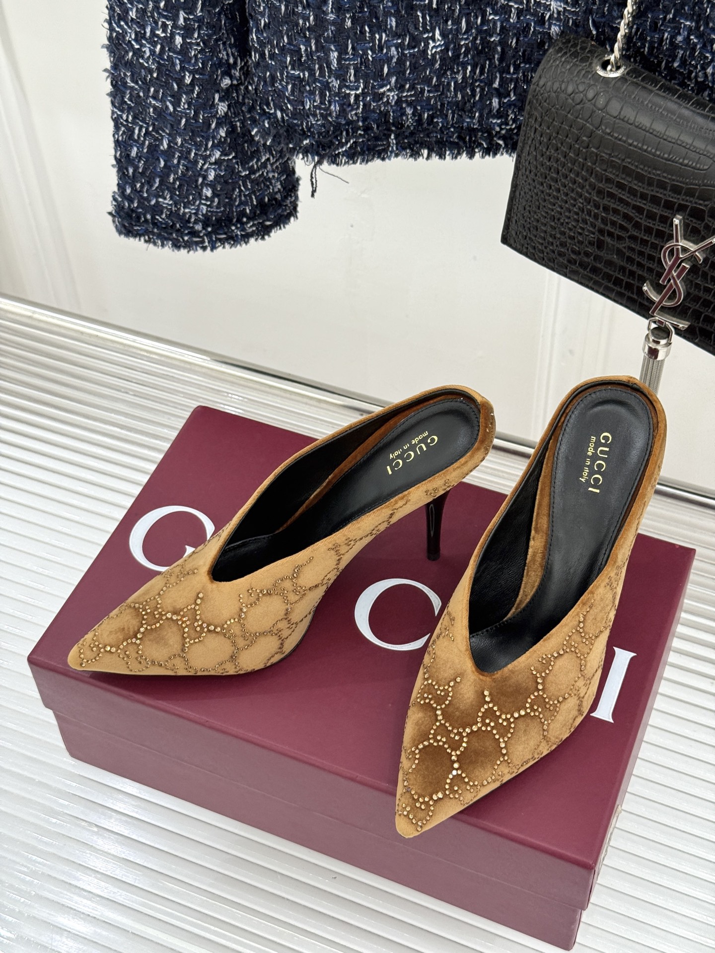 Gucci/古驰26WF新品尖头双G水钻丝绒高跟鞋以丝绒与水钻重释意式奢华。复古尖头利落修长 完美修饰脚